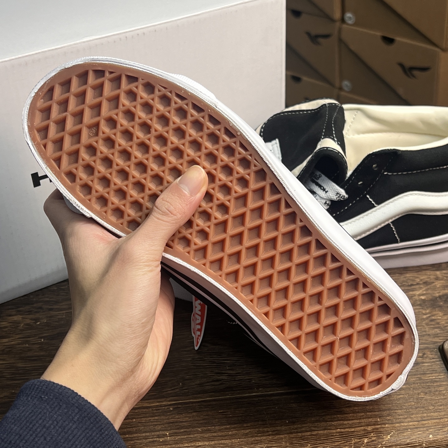 HommeGirls x Vans SK8 MID 黑色AK由hommegirls带来的折叠鞋舌设计，给