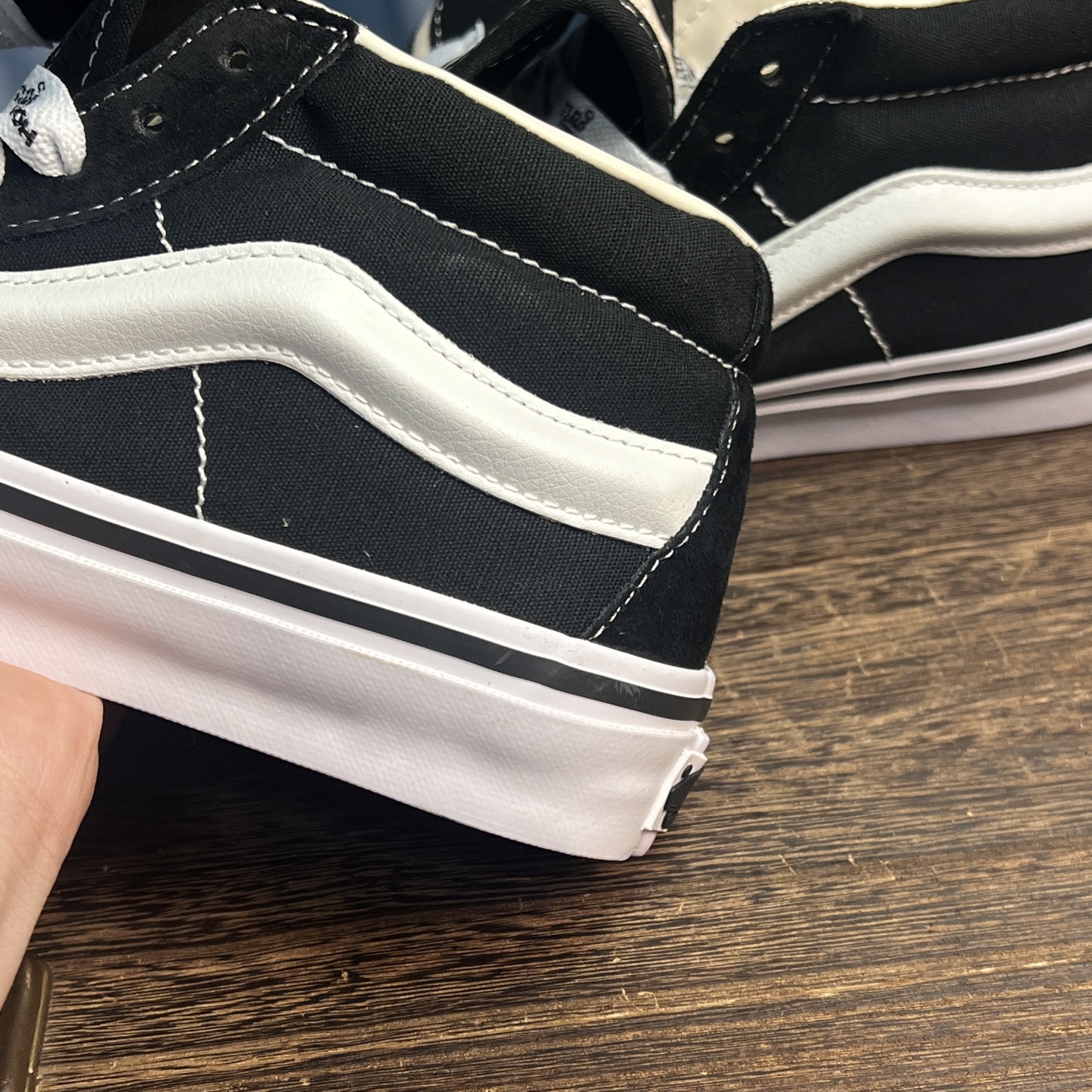 HommeGirls x Vans SK8 MID 黑色AK由hommegirls带来的折叠鞋舌设计，给