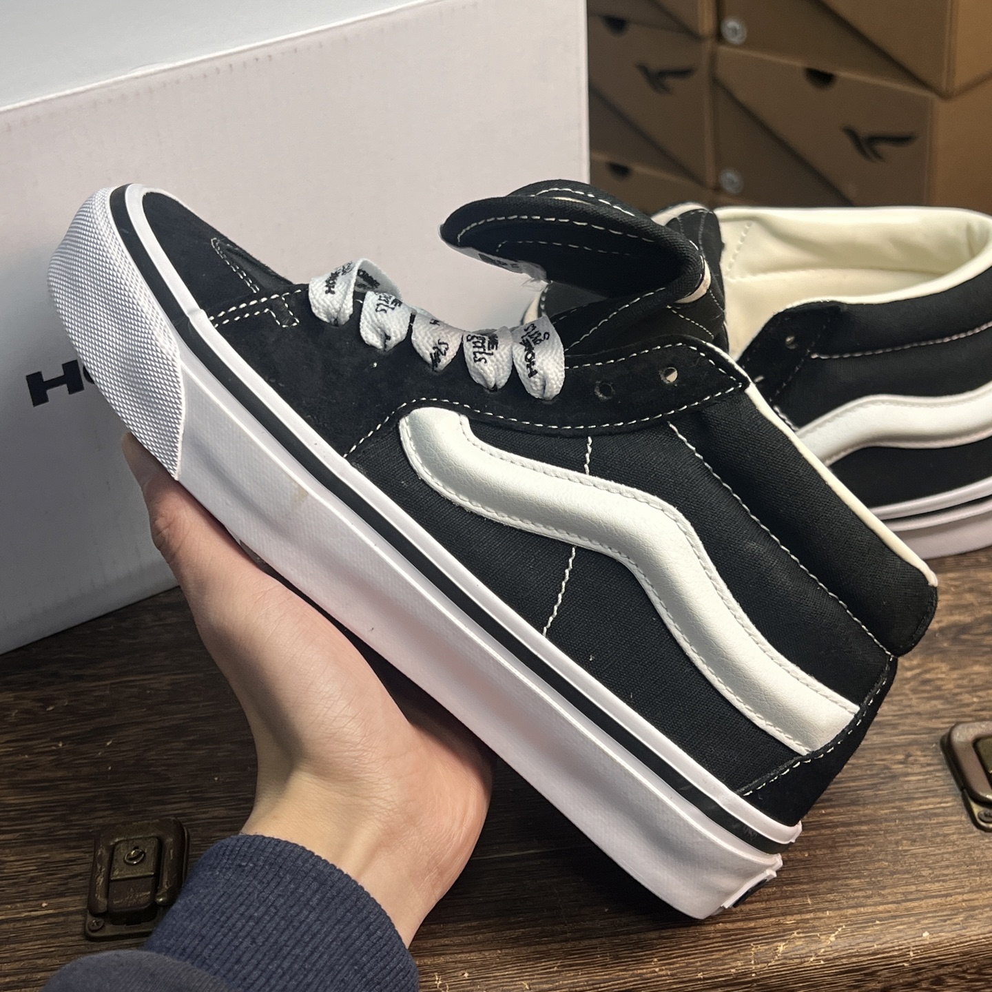 HommeGirls x Vans SK8 MID 黑色AK由hommegirls带来的折叠鞋舌设计，给