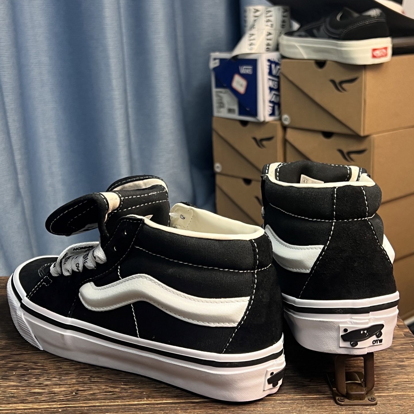 HommeGirls x Vans SK8 MID 黑色AK由hommegirls带来的折叠鞋舌设计，给