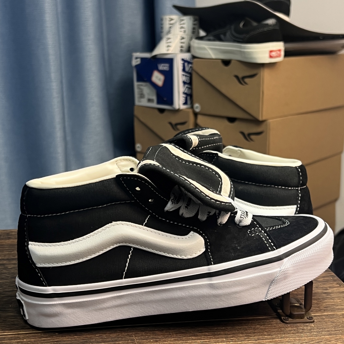 HommeGirls x Vans SK8 MID 黑色AK由hommegirls带来的折叠鞋舌设计，给