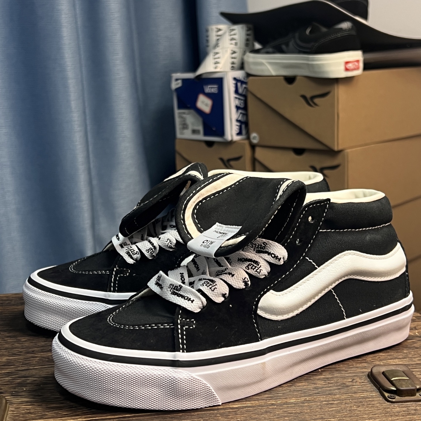 HommeGirls x Vans SK8 MID 黑色AK由hommegirls带来的折叠鞋舌设计，给