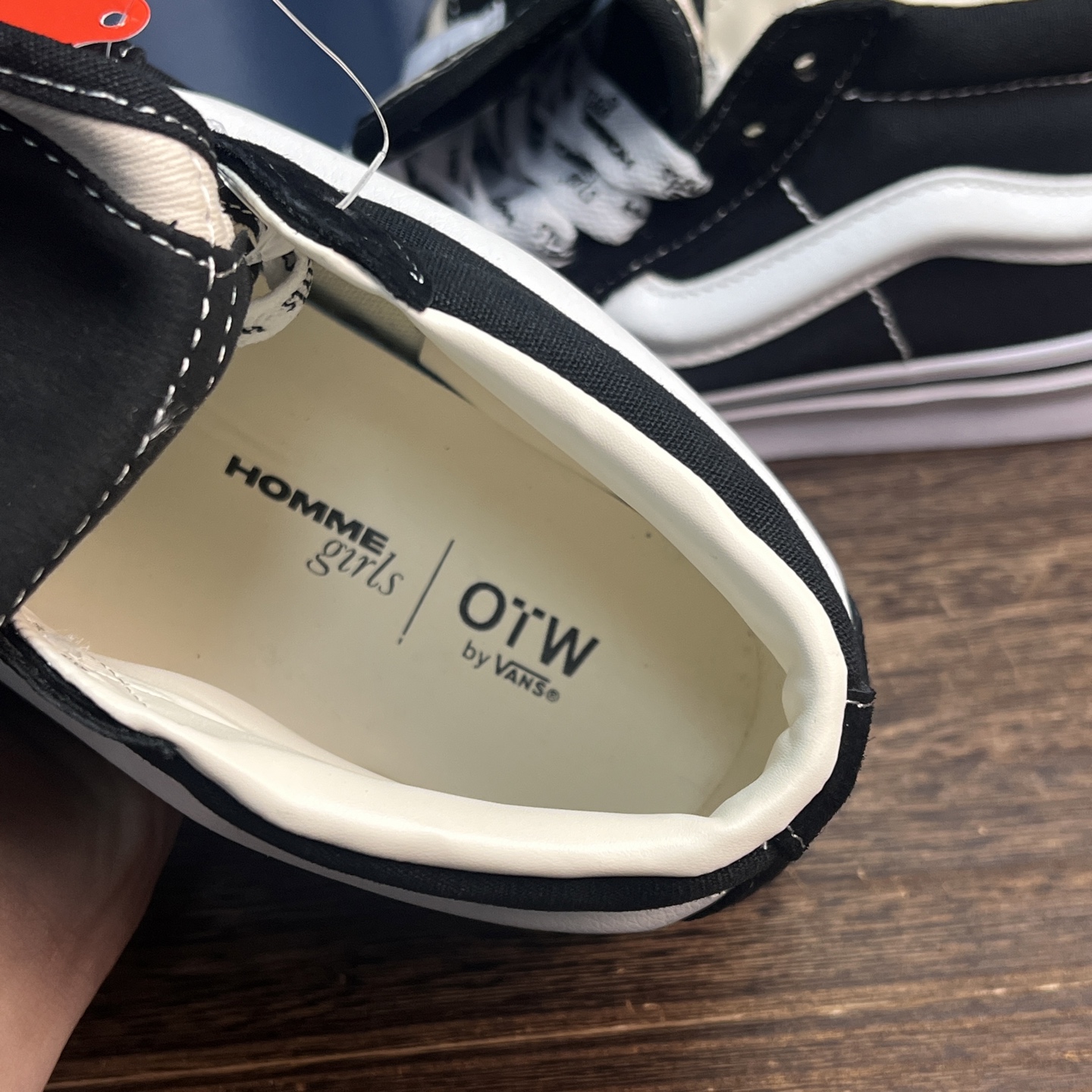 HommeGirls x Vans SK8 MID 黑色AK由hommegirls带来的折叠鞋舌设计，给