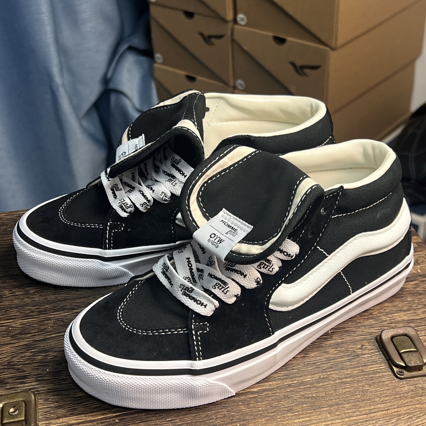 HommeGirls x Vans SK8 MID 黑色AK由hommegirls带来的折叠鞋舌设计，给