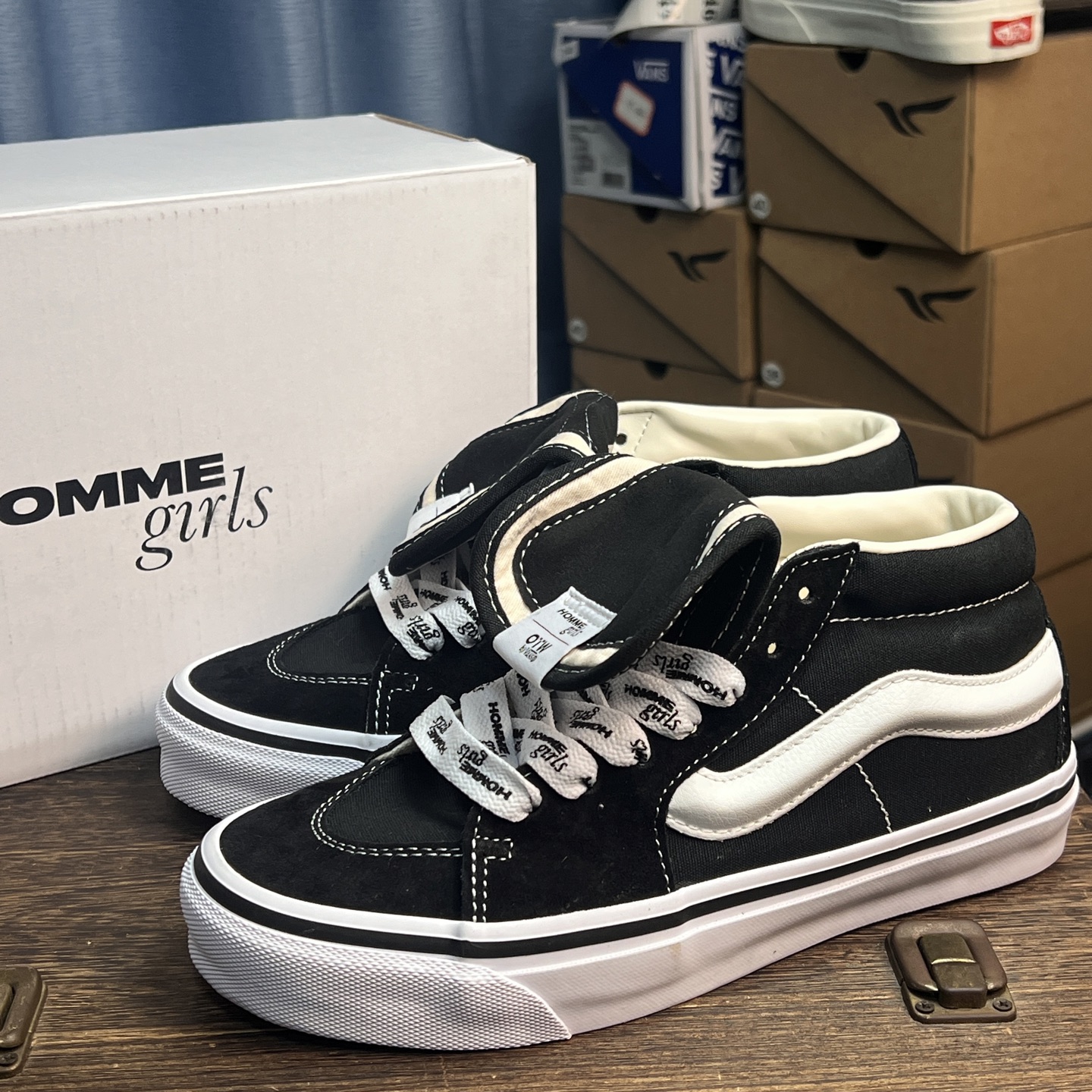 HommeGirls x Vans SK8 MID 黑色AK由hommegirls带来的折叠鞋舌设计，给
