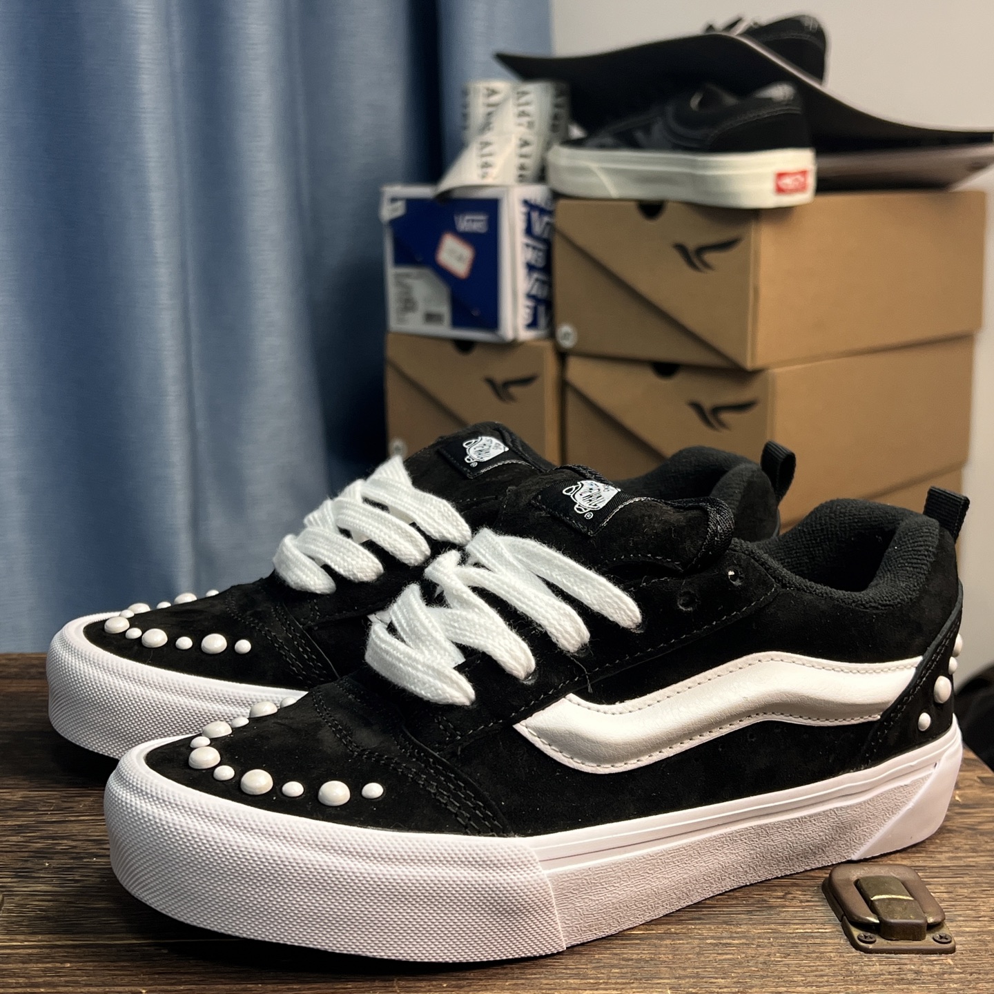 Vans knu skool 黑白珍珠经典黑白镶嵌上了华丽的珍珠装饰，优雅与潮流并存尺码：35-44带半