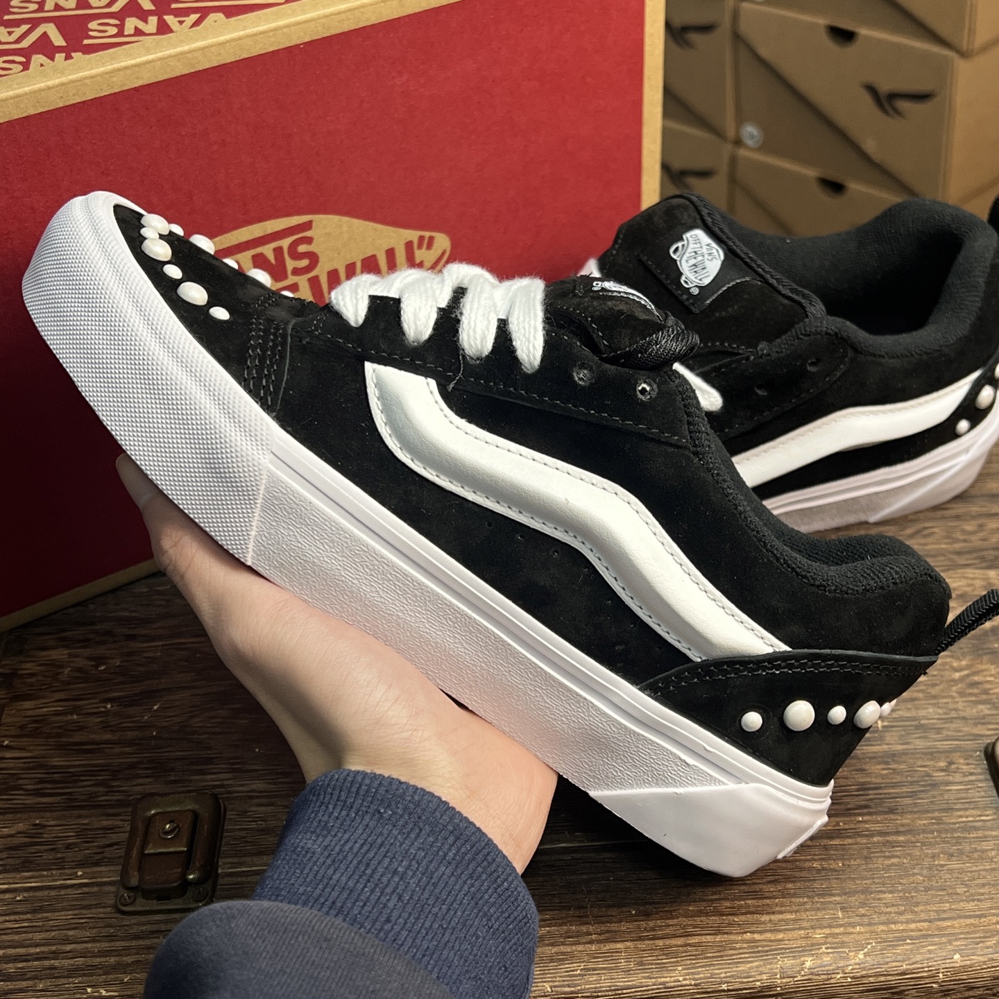 Vans knu skool 黑白珍珠经典黑白镶嵌上了华丽的珍珠装饰，优雅与潮流并存尺码：35-44带半
