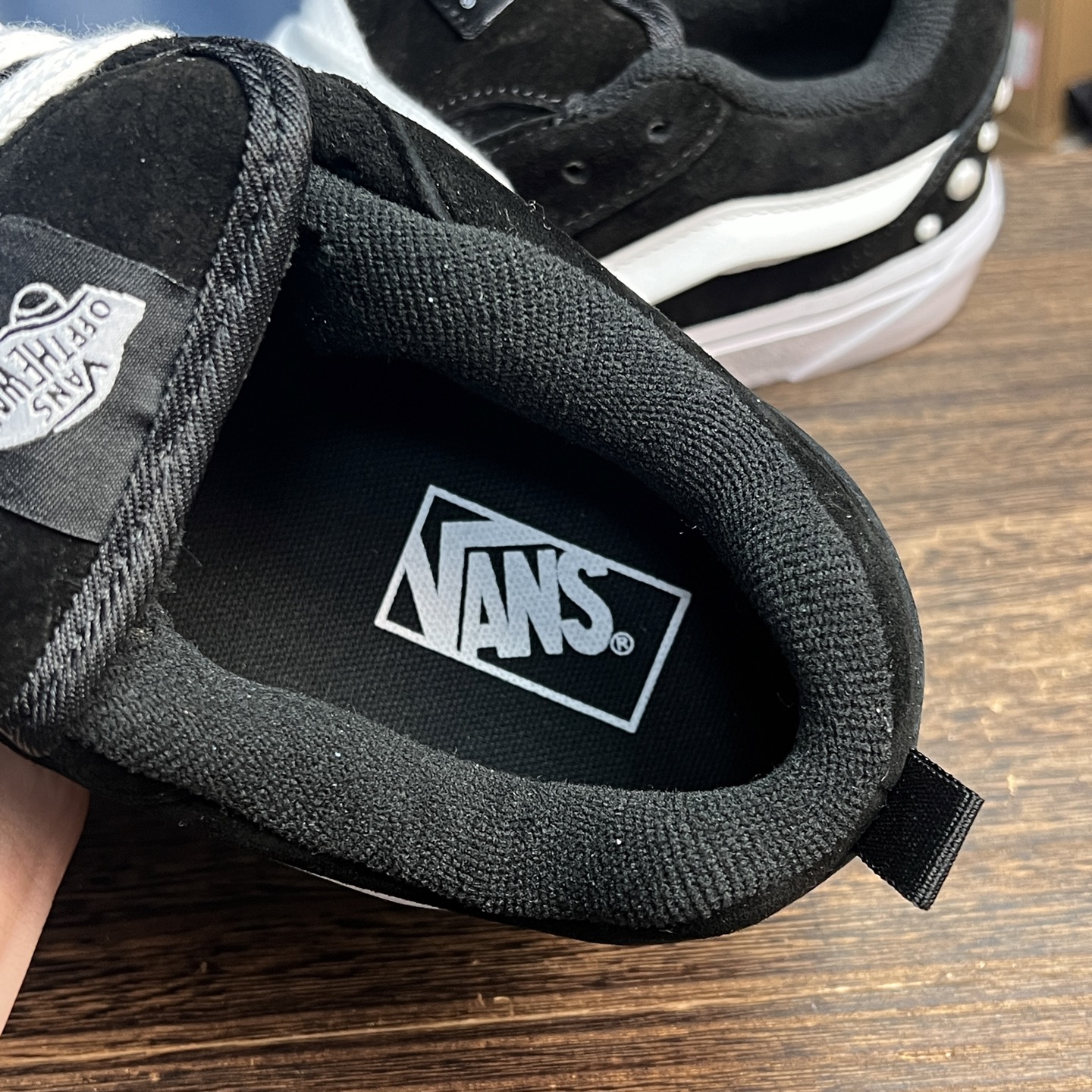 Vans knu skool 黑白珍珠经典黑白镶嵌上了华丽的珍珠装饰，优雅与潮流并存尺码：35-44带半