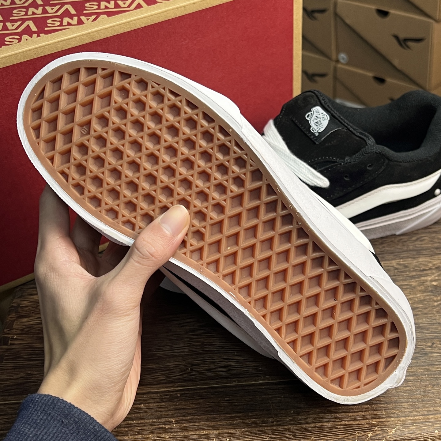 Vans knu skool 黑白珍珠经典黑白镶嵌上了华丽的珍珠装饰，优雅与潮流并存尺码：35-44带半