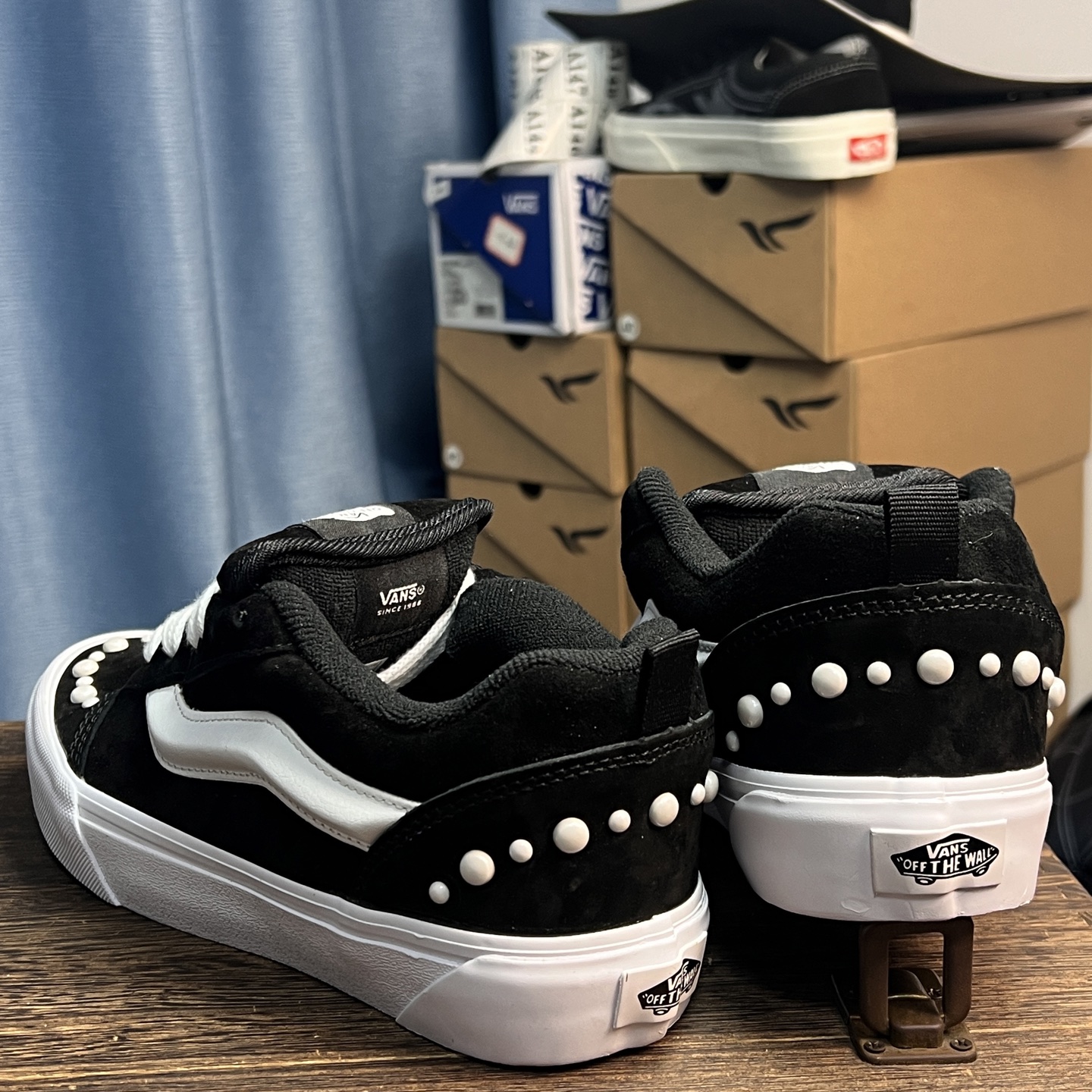 Vans knu skool 黑白珍珠经典黑白镶嵌上了华丽的珍珠装饰，优雅与潮流并存尺码：35-44带半