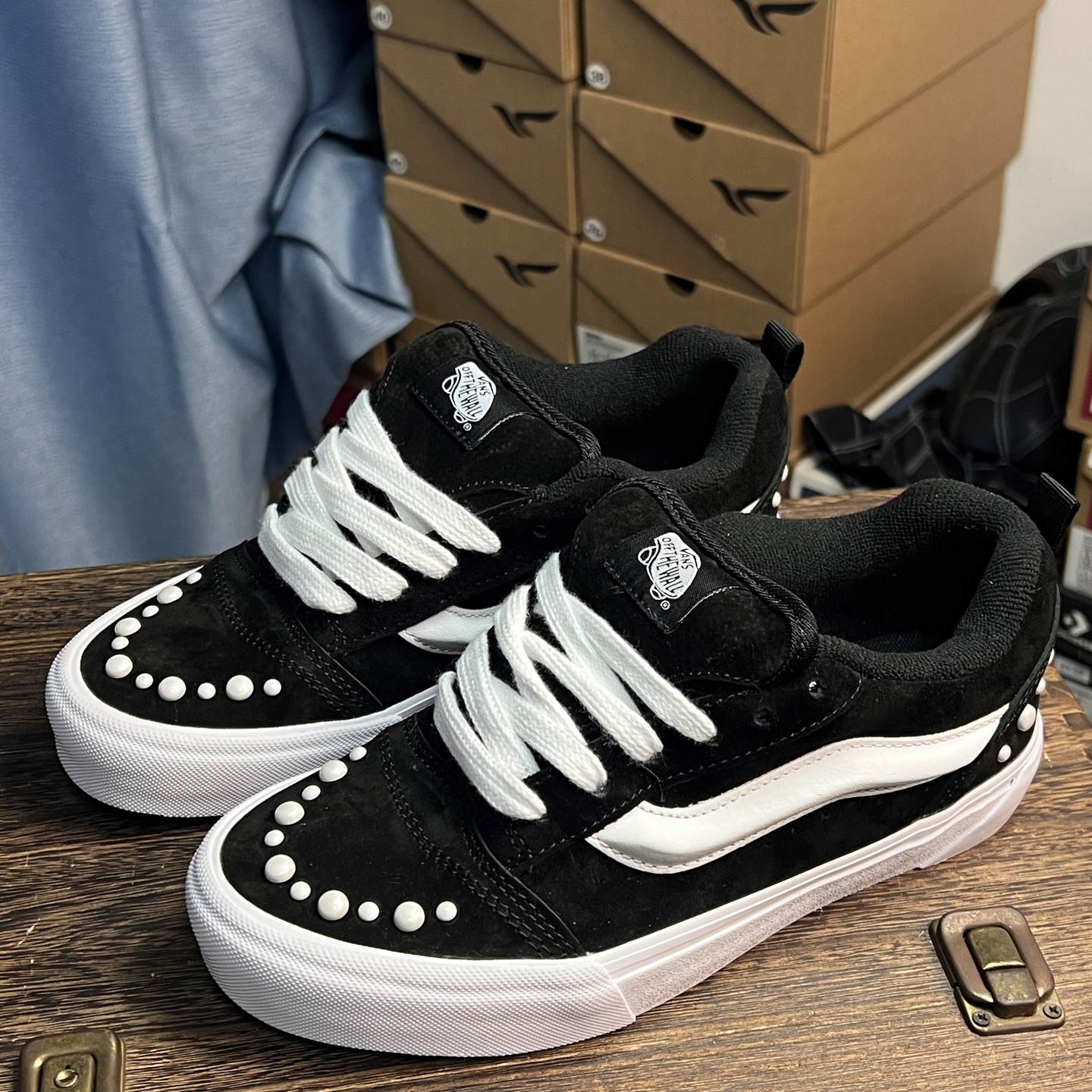 Vans knu skool 黑白珍珠经典黑白镶嵌上了华丽的珍珠装饰，优雅与潮流并存尺码：35-44带半