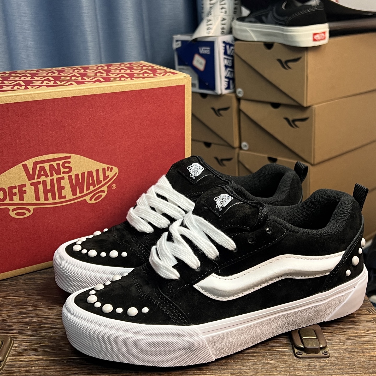 Vans knu skool 黑白珍珠经典黑白镶嵌上了华丽的珍珠装饰，优雅与潮流并存尺码：35-44带半