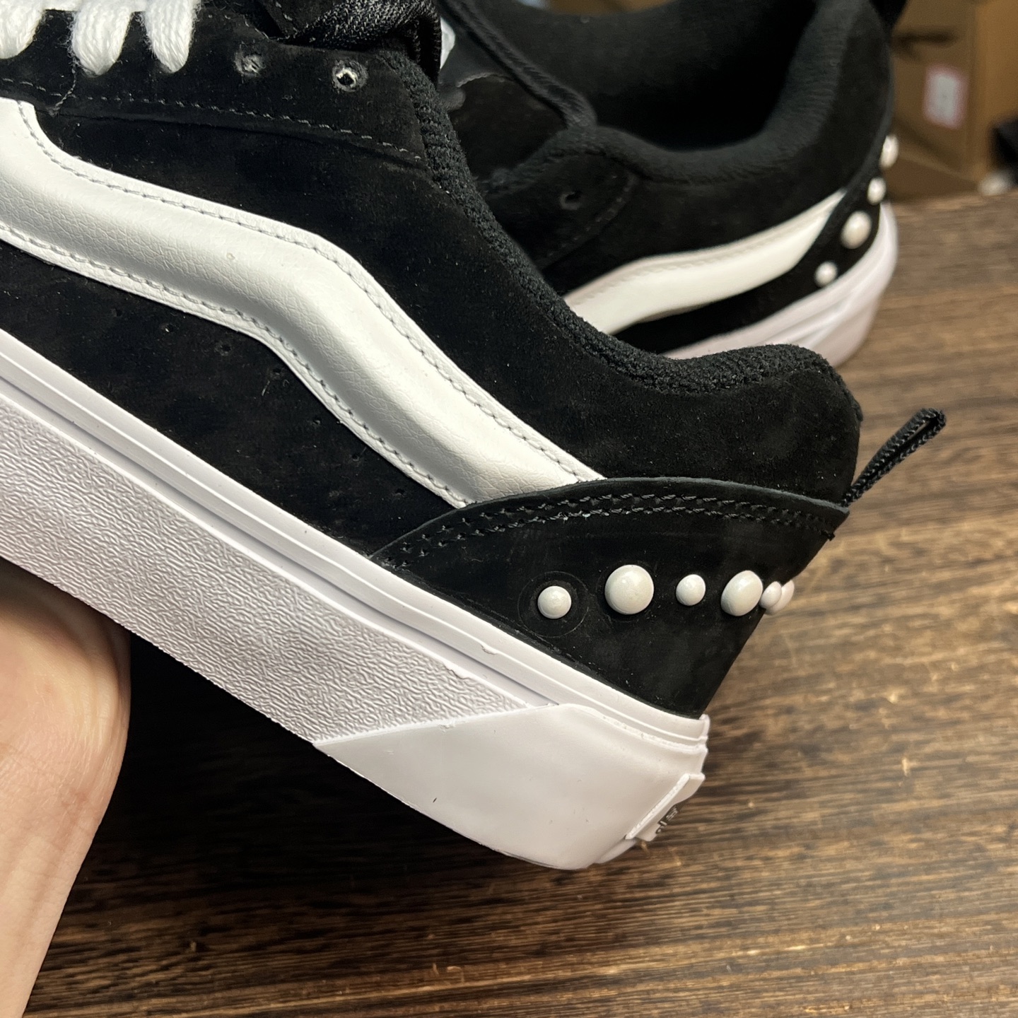 Vans knu skool 黑白珍珠经典黑白镶嵌上了华丽的珍珠装饰，优雅与潮流并存尺码：35-44带半