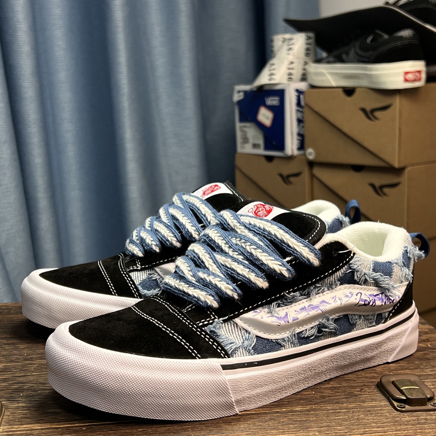 Vans knu skool 流苏牛仔蓝谁说破洞牛仔的设计不能用在鞋子上？今天他来了！破洞流苏的同时连鞋