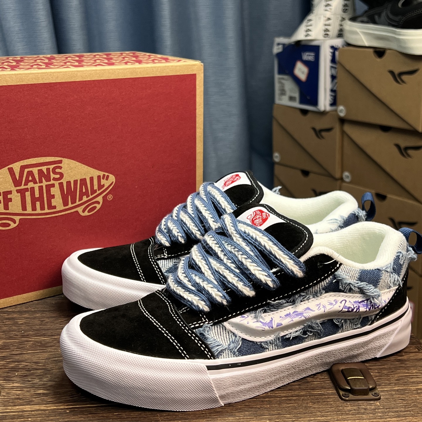 Vans knu skool 流苏牛仔蓝谁说破洞牛仔的设计不能用在鞋子上？今天他来了！破洞流苏的同时连鞋