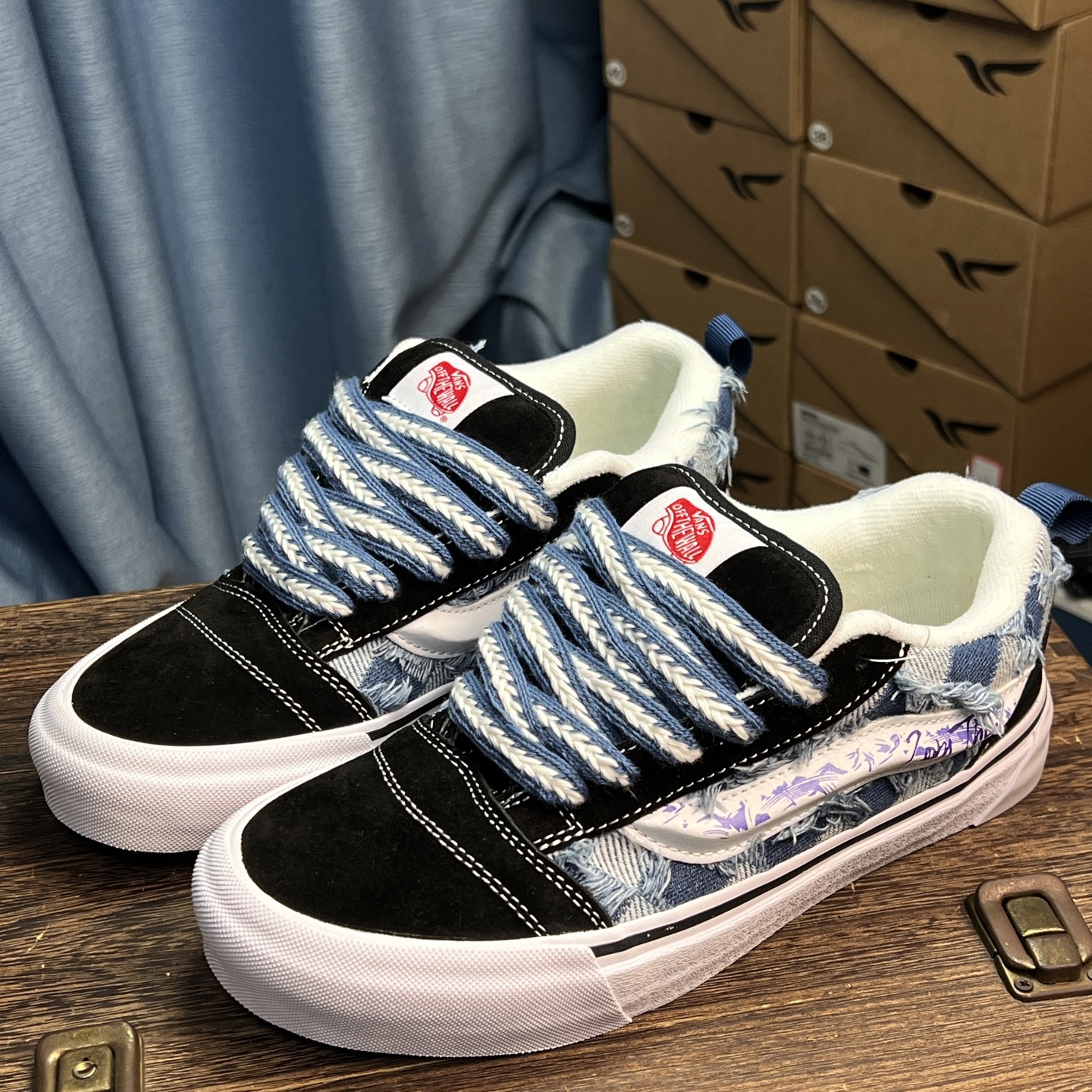 Vans knu skool 流苏牛仔蓝谁说破洞牛仔的设计不能用在鞋子上？今天他来了！破洞流苏的同时连鞋