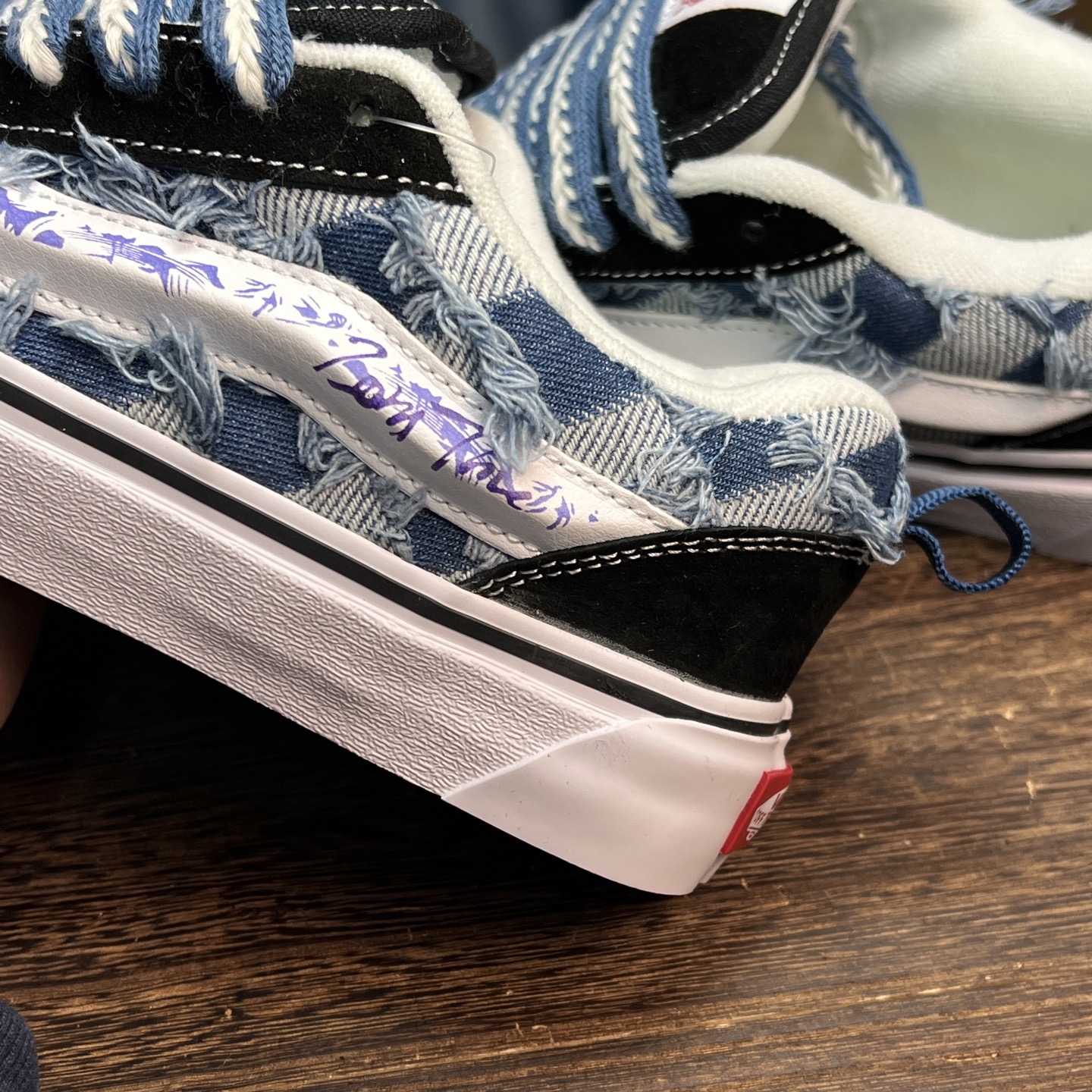 Vans knu skool 流苏牛仔蓝谁说破洞牛仔的设计不能用在鞋子上？今天他来了！破洞流苏的同时连鞋