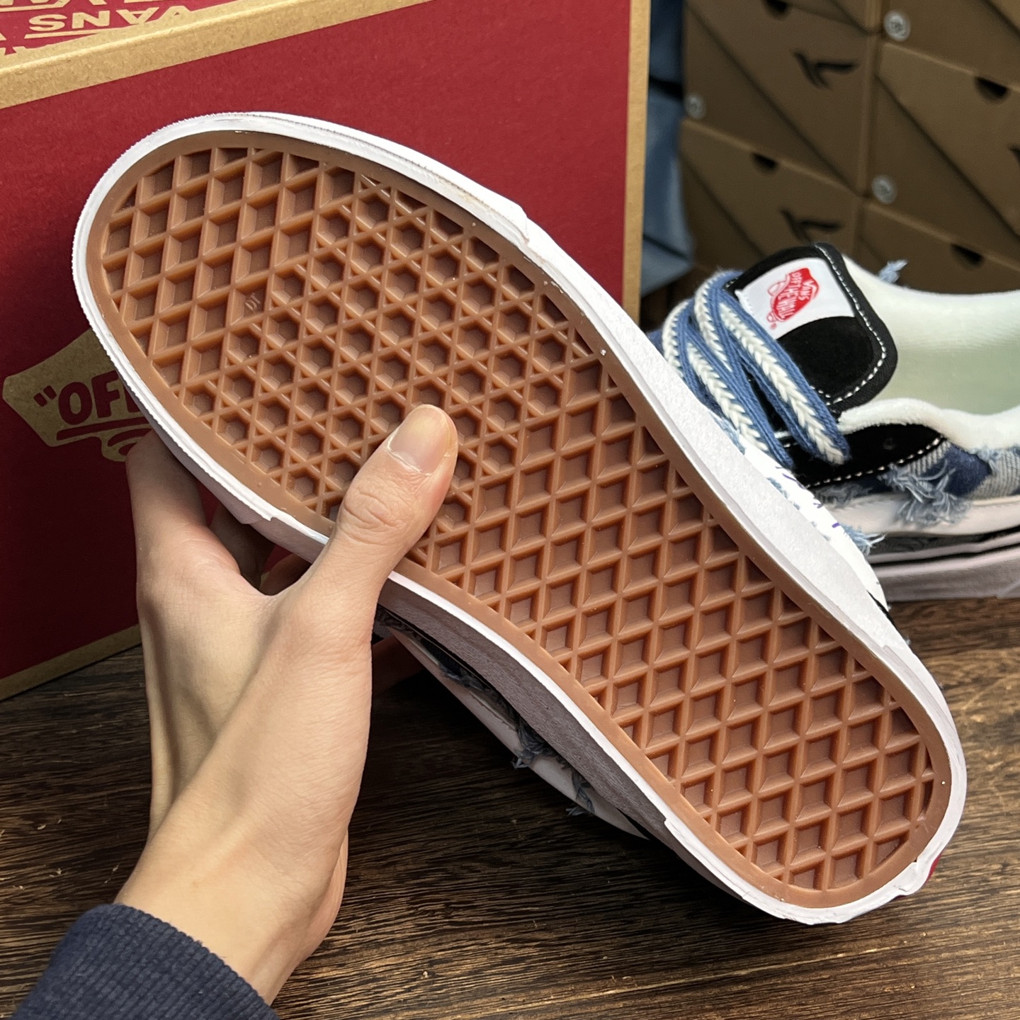 Vans knu skool 流苏牛仔蓝谁说破洞牛仔的设计不能用在鞋子上？今天他来了！破洞流苏的同时连鞋