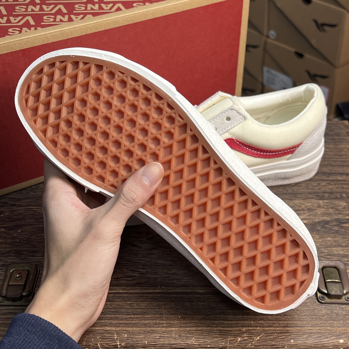 Vans Old Skool 36 红条米白Vans家火爆全球的超经典款式再度来袭！永不过时的穿搭单品！