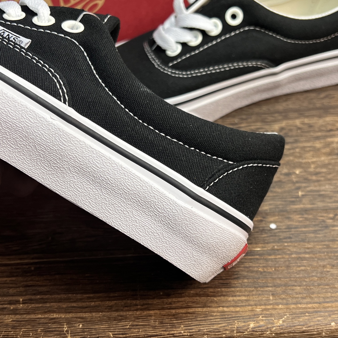 Vans Era 复古 耐磨轻便 低帮 板鞋 男女同款 黑白V家经典百搭低帮款式，简约时尚大气货架号：V