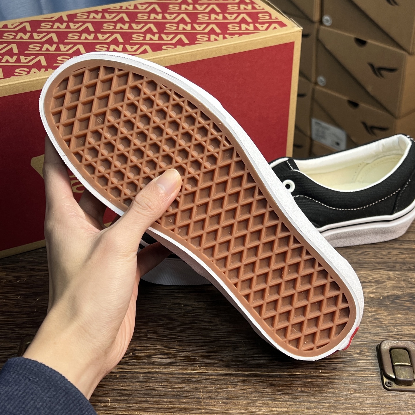 Vans Era 复古 耐磨轻便 低帮 板鞋 男女同款 黑白V家经典百搭低帮款式，简约时尚大气货架号：V