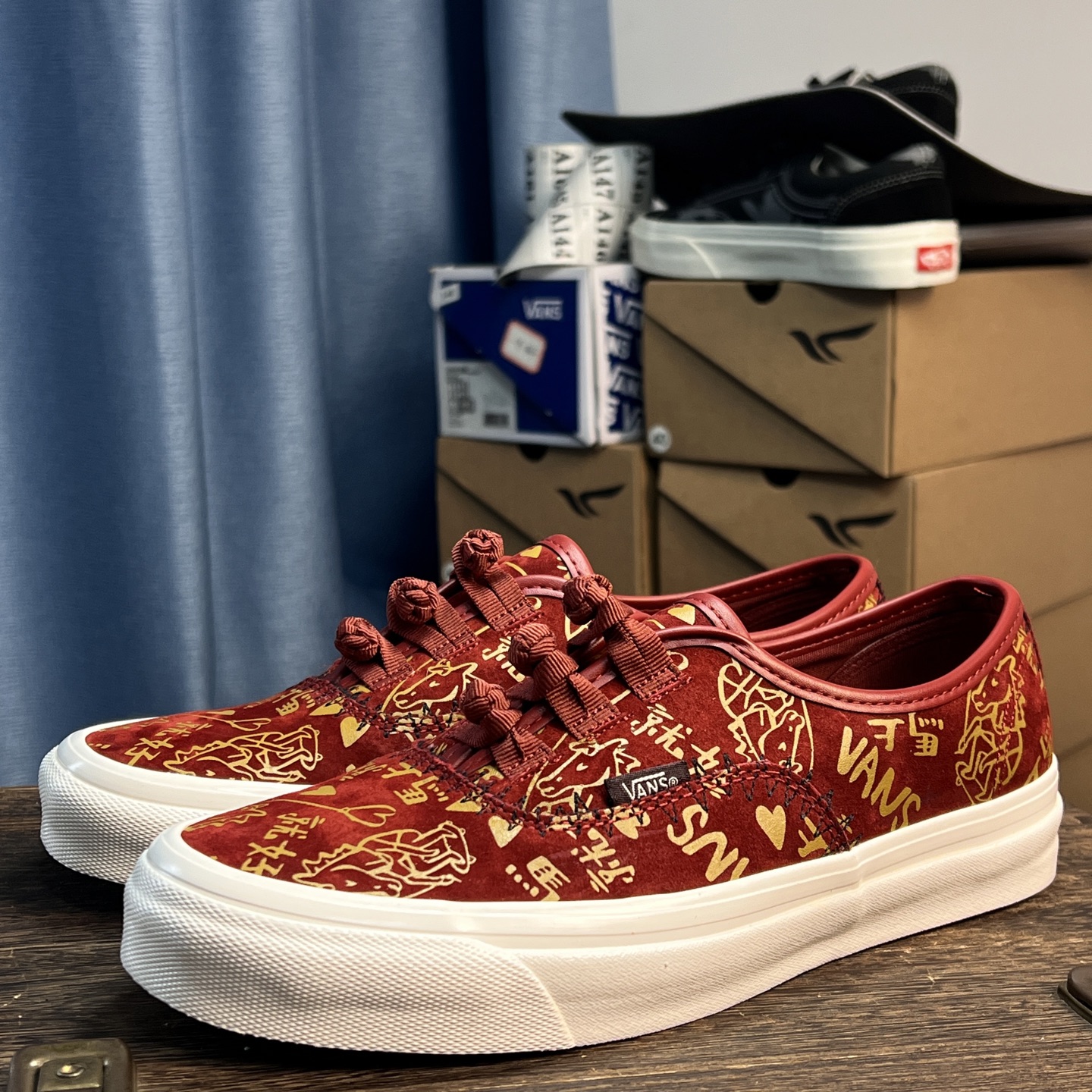 140🉐
Vans  x Bolin Authentic 马年限定
馬上就好！26款本命年的小马有福了！Vans联名Bolin重磅推出马年限定！脚踏马上就好！来年争做富豪！

货架号：VN000Z3UHRU
尺码：35-44带半码