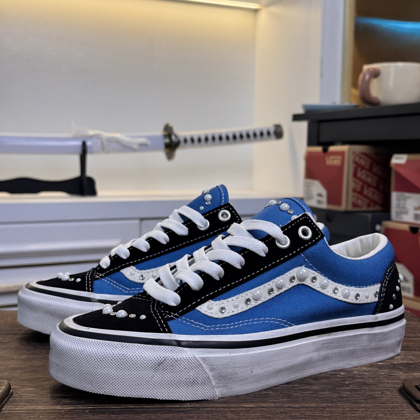NO:850545,In stock Vans Premium Pearlized Pearlized Blue LX Old Skool 36 Pearlized's design is inspired by a pair of shoes that have been polished over the years, baptized by travel, and carefully repaired and reshaped. The entire pair of shoes uses 'old' as the core design language. The designer incorporated details such as disconnections and damage into the cutouts and uppers of the shoes. The old scratches on the edges and shoelaces also intuitively strengthen the retro texture of the shoes.  The two pairs of shoes are decorated with pearls and rhinestones of different sizes from the toe to the side stripes, exuding a unique temperament like a work of art, injecting new connotation into street aesthetics. The color options are pure white and black pink, with completely different styles but also paying tribute to the retro soul. Item No. VN000E8VYA6 Size: 35 36 36.5 37 38 38.5 39 40 40.5 41 42  42.5 43 44,,miumiu19860909现货 Vans Premium Pearlized 珍珠做旧蓝 LX Old Skool 36 Pearlized 的设计灵感源自一双历经岁月打磨、旅途洗礼,并被悉心修补与重塑的鞋款.整双鞋以“旧”为核心设计语言,设计师在鞋身各处的裁片与鞋面上融入了断线、破坏等细节处理,包边与鞋带处的做旧擦痕,也直观强化了鞋款的复古质感. 两双鞋款从鞋头到侧边条纹缀满大小各异的珍珠与水钻,散发出艺术品般的独特气质,为街头美学注入新内涵.配色上推出纯白与黑粉两款,风格迥异却同样致敬复古灵魂. 货号VN000E8VYA6 尺码:35 36 36.5 37 38 38.5 39 40 40.5 41 42 42.5 43 44,,miumiu,Men's shoes