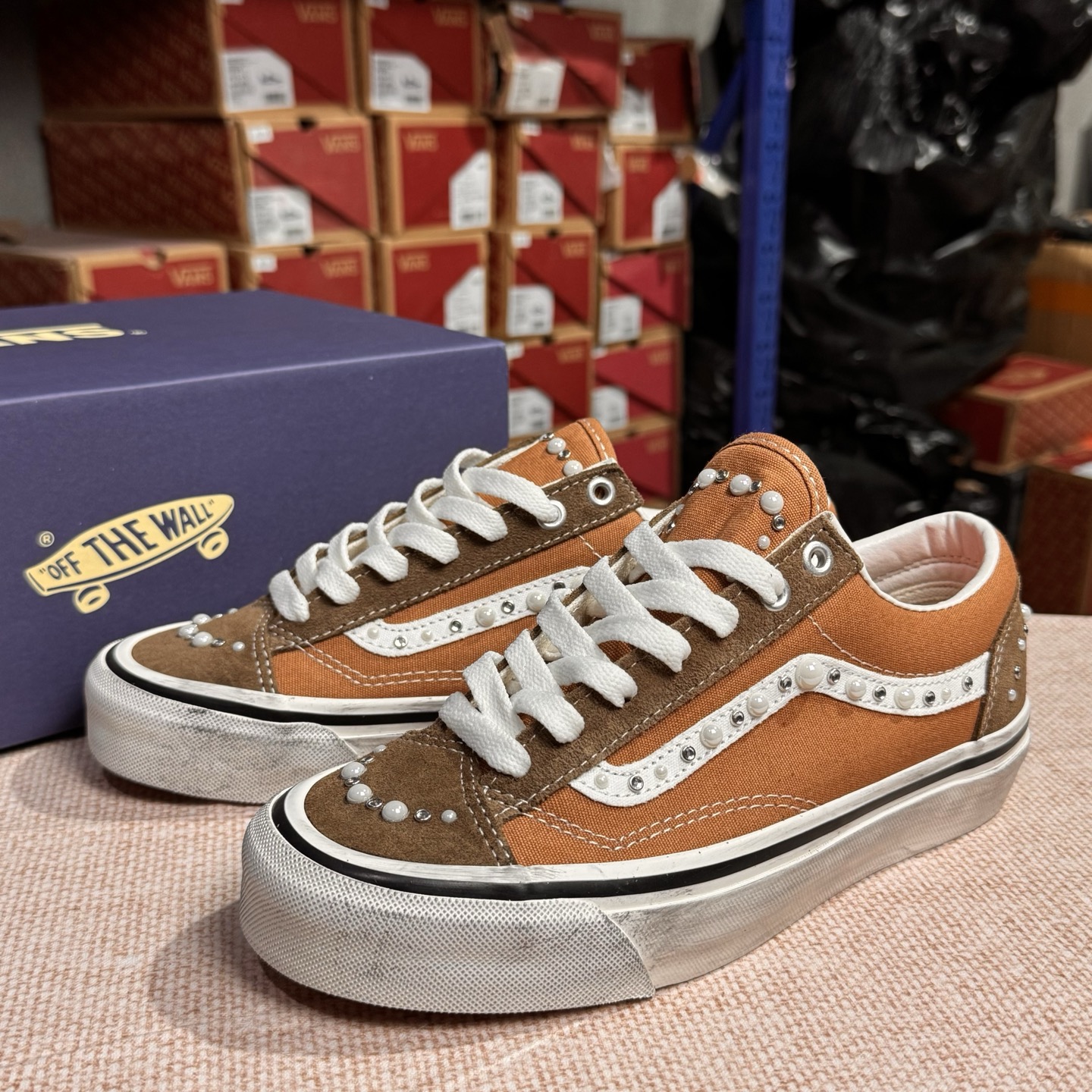 NO:850536,In stock Vans Premium Pearlized LX Old Skool 36 Pearlized is inspired by a pair of shoes that have been polished over the years, baptized by travel, and carefully repaired and reshaped. The entire pair of shoes takes 'old' as the core design language. The designer incorporated broken threads, damage and other details into the cutouts and uppers of the shoes. The old scratches on the edges and shoelaces also intuitively strengthen the retro texture of the shoes.  The two pairs of shoes are decorated with pearls and rhinestones of different sizes from the toe to the side stripes, exuding a unique temperament like a work of art, injecting new connotation into street aesthetics. There are two colors available, pure white and black pink, with very different styles but also paying homage to the retro soul. Item No. VN000S52BLK Size: 35 36 36.5 37 38 38.5 39 40 40.5 41 42  42.5 43 44 Item number VN000S52BLK Size 35-44 (with half size),,miumiu19860909现货 Vans Premium Pearlized 珍珠做旧卡其棕 LX Old Skool 36 Pearlized 的设计灵感源自一双历经岁月打磨、旅途洗礼,并被悉心修补与重塑的鞋款.整双鞋以“旧”为核心设计语言,设计师在鞋身各处的裁片与鞋面上融入了断线、破坏等细节处理,包边与鞋带处的做旧擦痕,也直观强化了鞋款的复古质感. 两双鞋款从鞋头到侧边条纹缀满大小各异的珍珠与水钻,散发出艺术品般的独特气质,为街头美学注入新内涵.配色上推出纯白与黑粉两款,风格迥异却同样致敬复古灵魂. 货号VN000S52BLK 尺码:35 36 36.5 37 38 38.5 39 40 40.5 41 42 42.5 43 44 货号VN000S52BLK 尺码35-44（带半码）,,miumiu,Men's shoes
