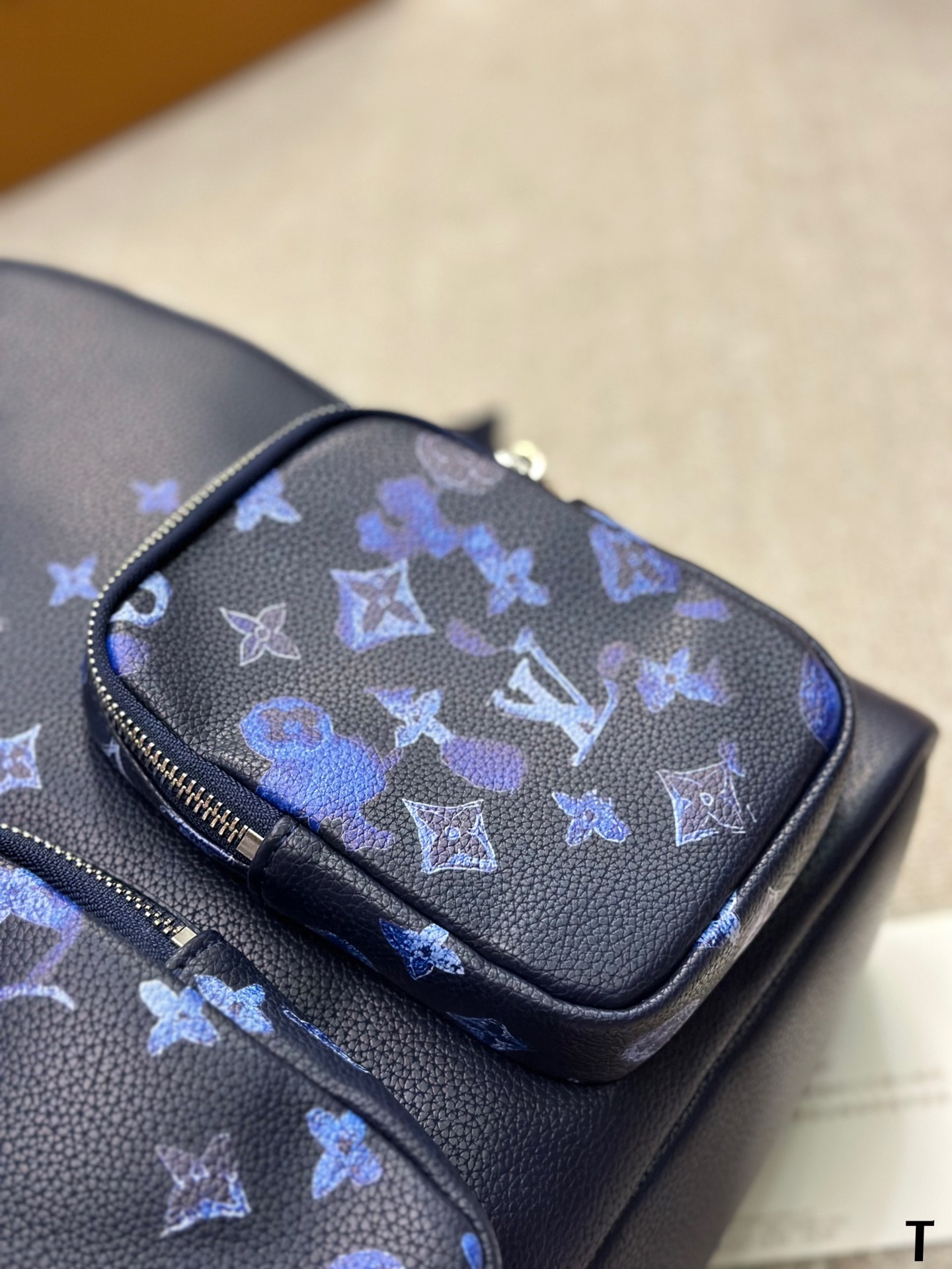 Practical Boys’ Shoulder Bag Review: Cowskin Version LV Discovery, Ideal for Everyday Use - 图片 8