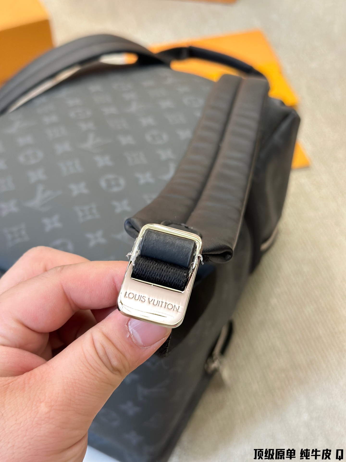 Stylish Cow Skin Shoulder Bag for Practical Boys: Mr. LV Discovery’s Classic Design - 图片 7