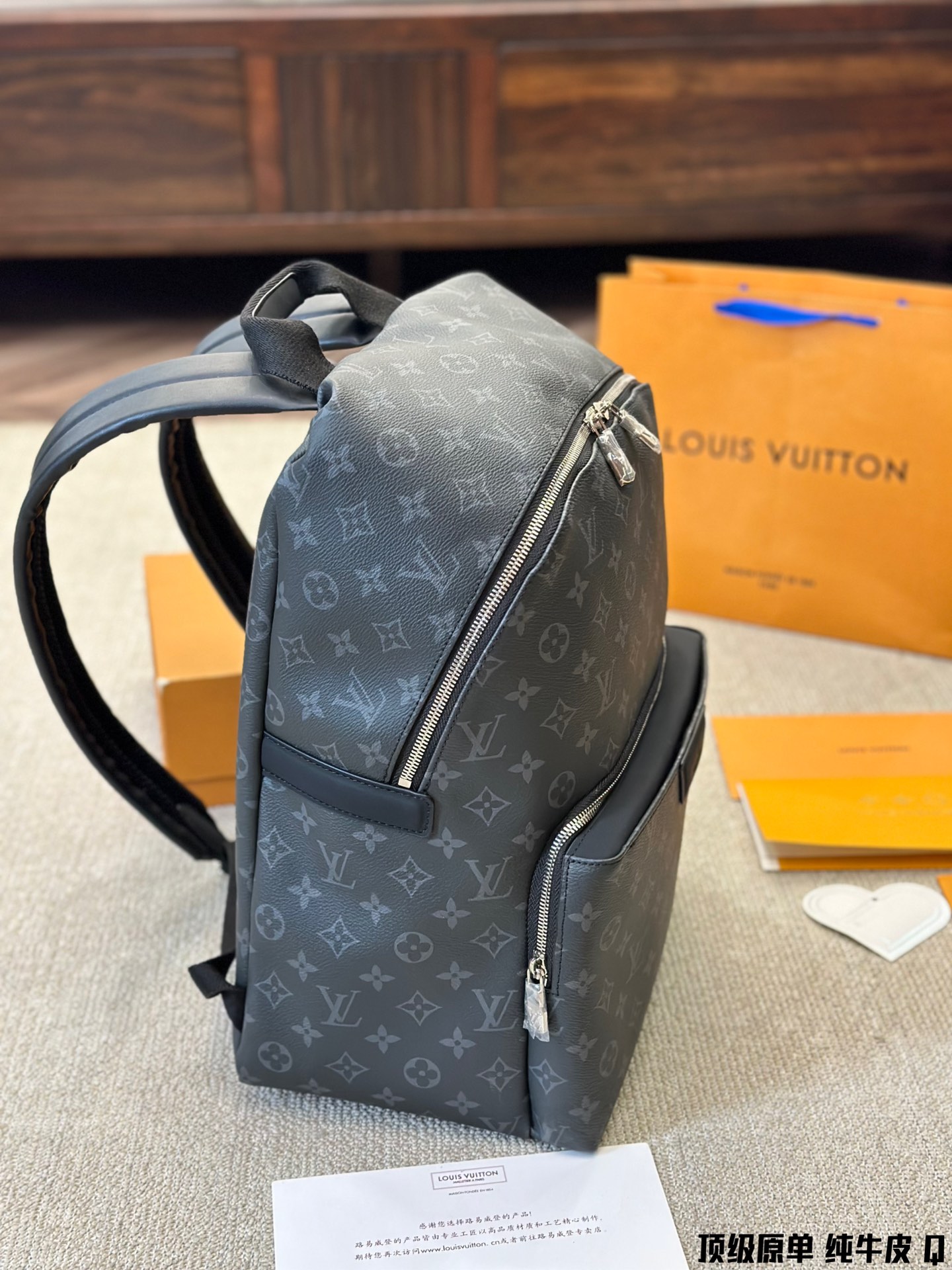 Stylish Cow Skin Shoulder Bag for Practical Boys: Mr. LV Discovery’s Classic Design - 图片 3