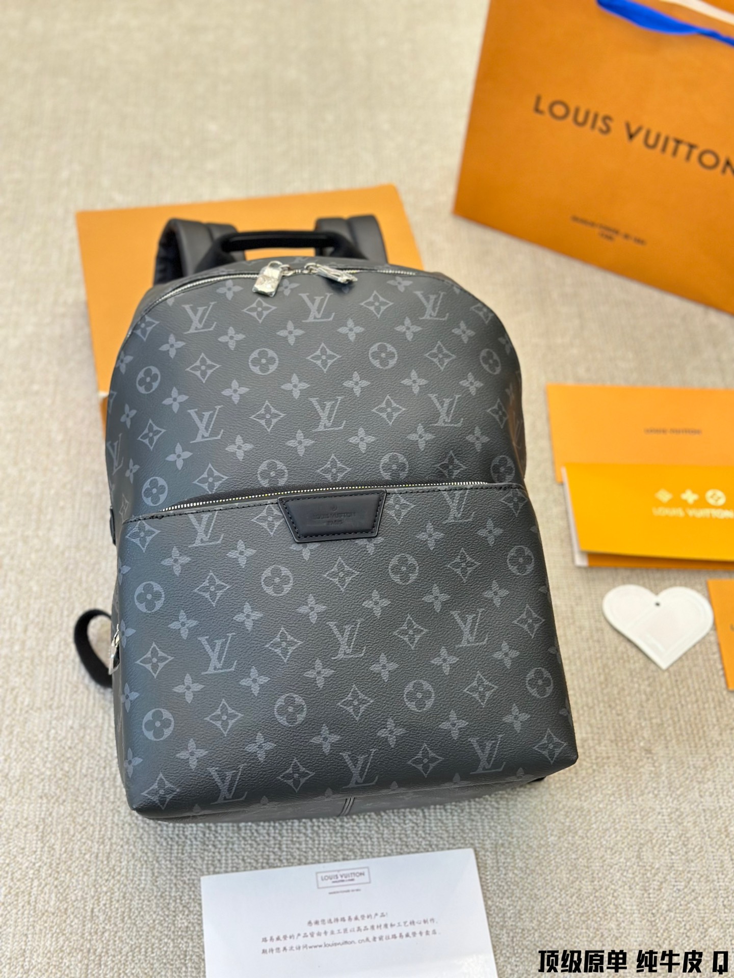 Stylish Cow Skin Shoulder Bag for Practical Boys: Mr. LV Discovery’s Classic Design - 图片 2