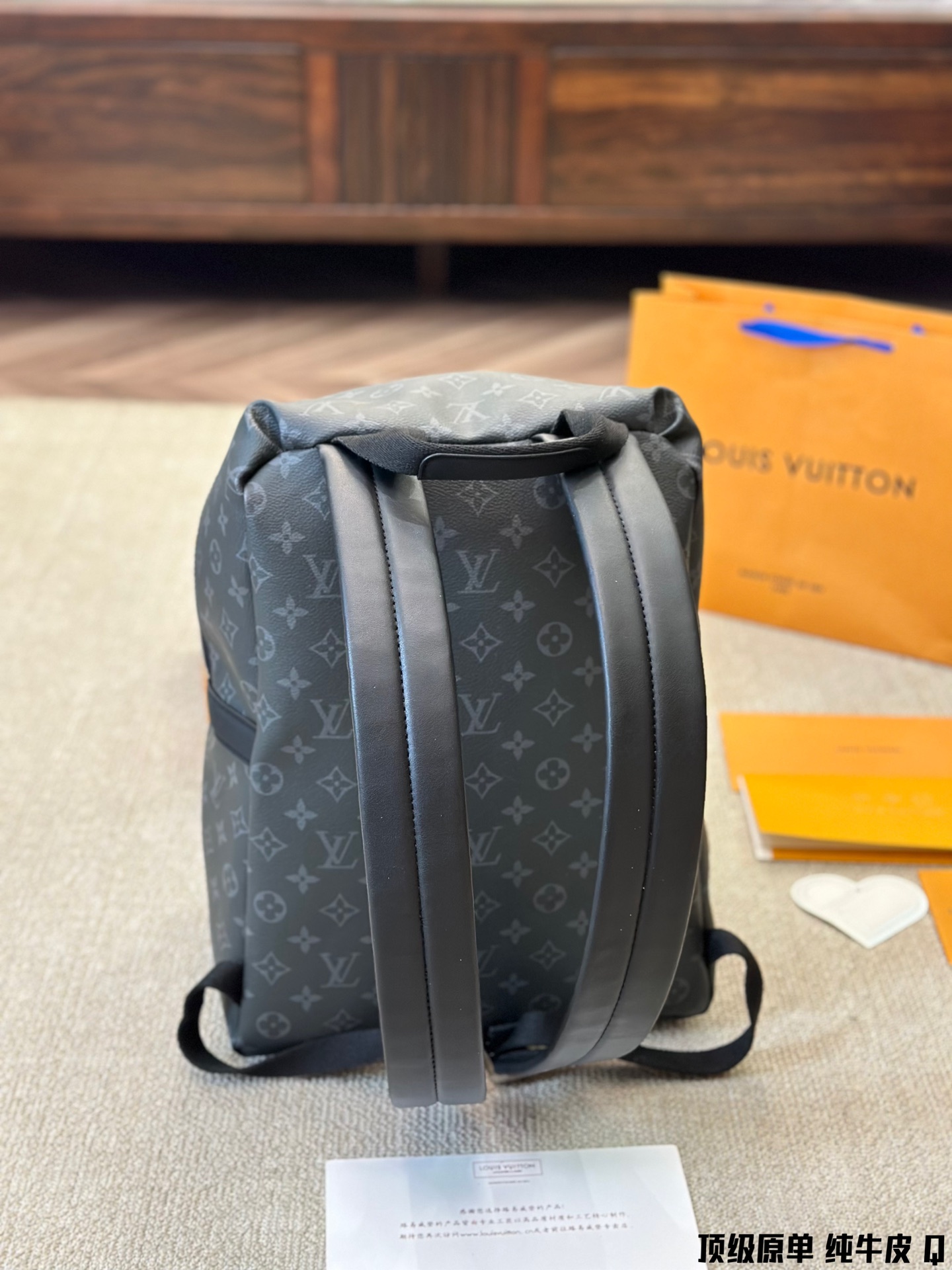 Stylish Cow Skin Shoulder Bag for Practical Boys: Mr. LV Discovery’s Classic Design - 图片 4