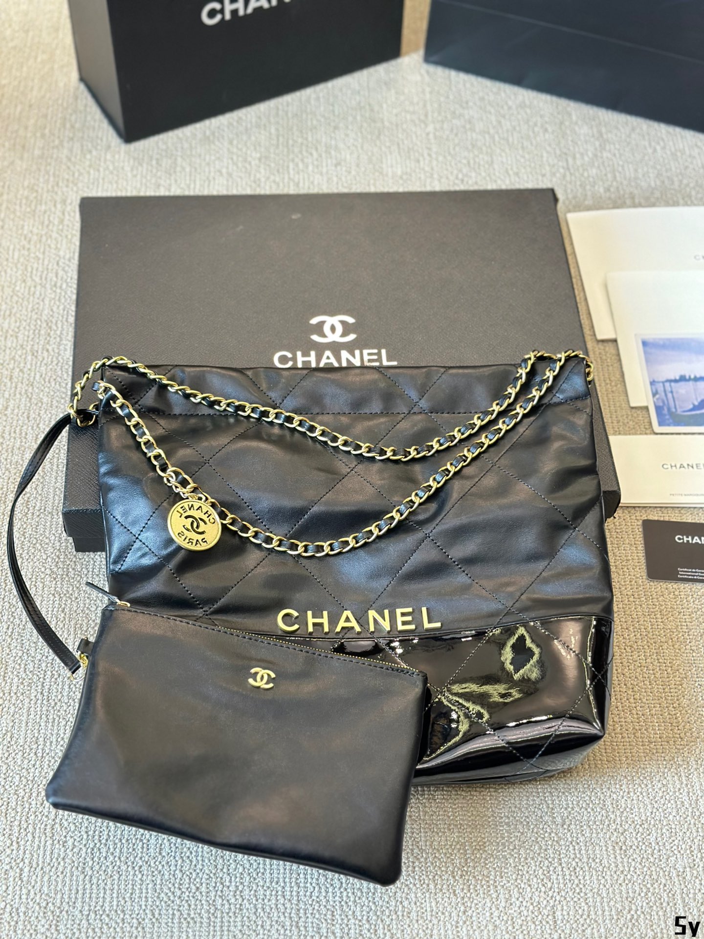 Chanel Taschen Umhängetaschen  & Schultertaschen Schwarz Gold Unisex Rindsleder Lackleder Vintage