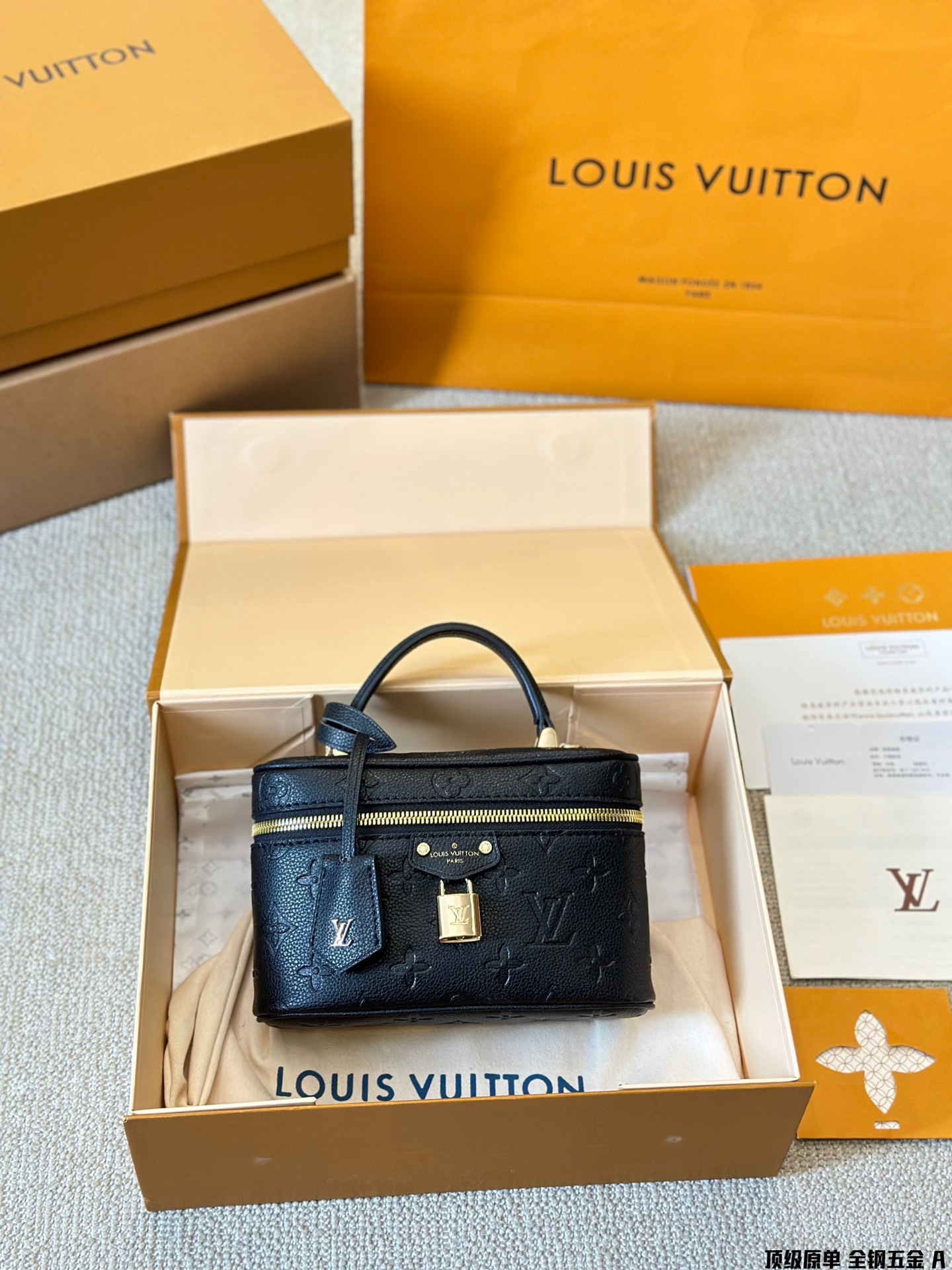 Louis Vuitton Sacs À Main Pochettes & Sacs de Soirée Sac À Cosmétique Or Tissé Tout en acier Monogram Reverse Toile Pouch La chaîne