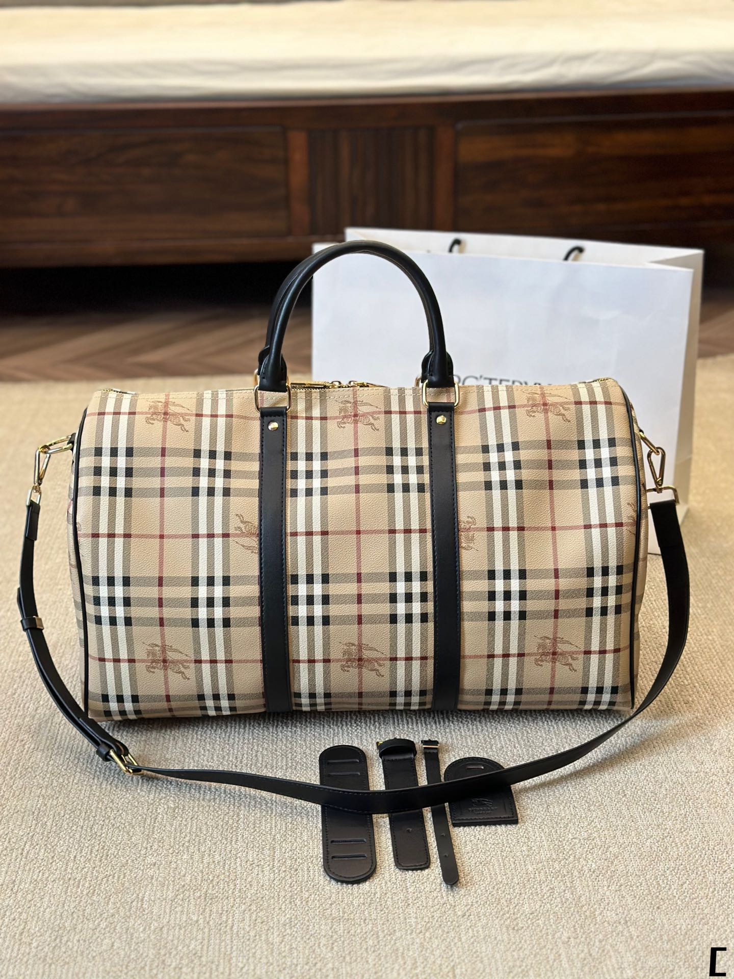 Burberry Voyage Beige Nova Check travel