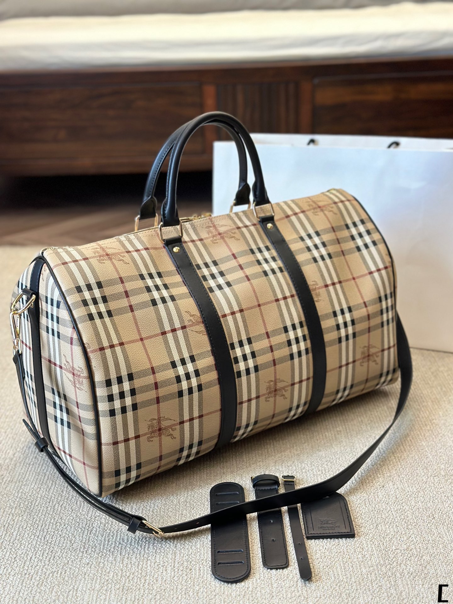 Burberry Voyage Beige Nova Check travel