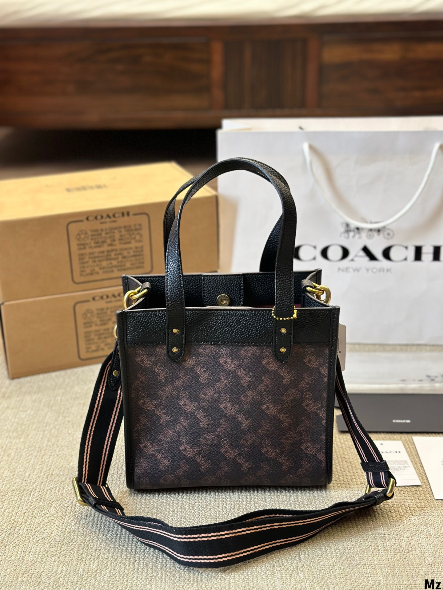 Mi bolso tote pequeño favorito de Coach Field Tote22 finalmente llegó ~~ ¡Sal a la calle con el bolso pequeño! Esta tem…