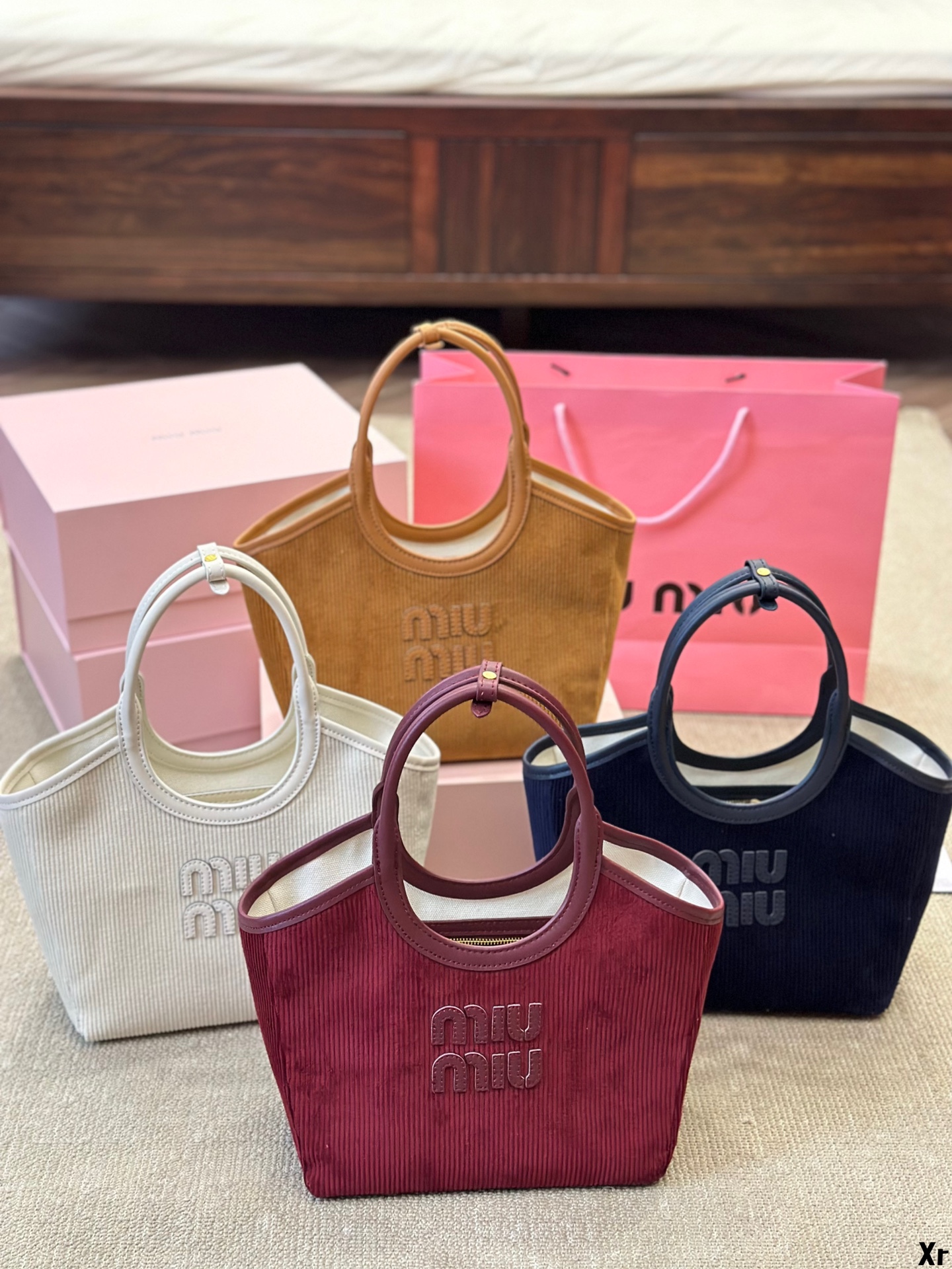 La falsa de la más alta calidad
 MiuMiu Nuevo
 Bolsos de Tote Pana