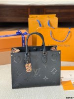 The first layer of cowhide original single quality Lv onthego Mommy bag cost-effective King This is a super bag type, inspired by the street brand that spoofs Lv. Once upon a time, Louis Vll litton will never come down from the altar, 1:1 The quality is very worthwhile for the season, with super large shopping bags, not easy to deform, and the design of the big logo is super beautiful. In addition to holding it, I also thoughtfully added a medium-length shoulder strap, which can be said to be very good. It is very good at quality and instantly kills all low-end products in the market. The upper body is really elegant! Size 35cm 1 The first layer of cowhide original single quality Lv onthego Mommy bag cost-effective King This is a super bag type, inspired by the street brand that spoofs Lv. Once upon a time, Louis Vll litton will never come down from the altar, 1:1 The quality is very worthwhile for the season, with super large shopping bags, not easy to deform, and the design of the big logo is super beautiful. In addition to holding it, I also thoughtfully added a medium-length shoulder strap, which can be said to be very good. It is very good at quality and instantly kills all low-end products in the market. The upper body is really elegant! Size 35cm