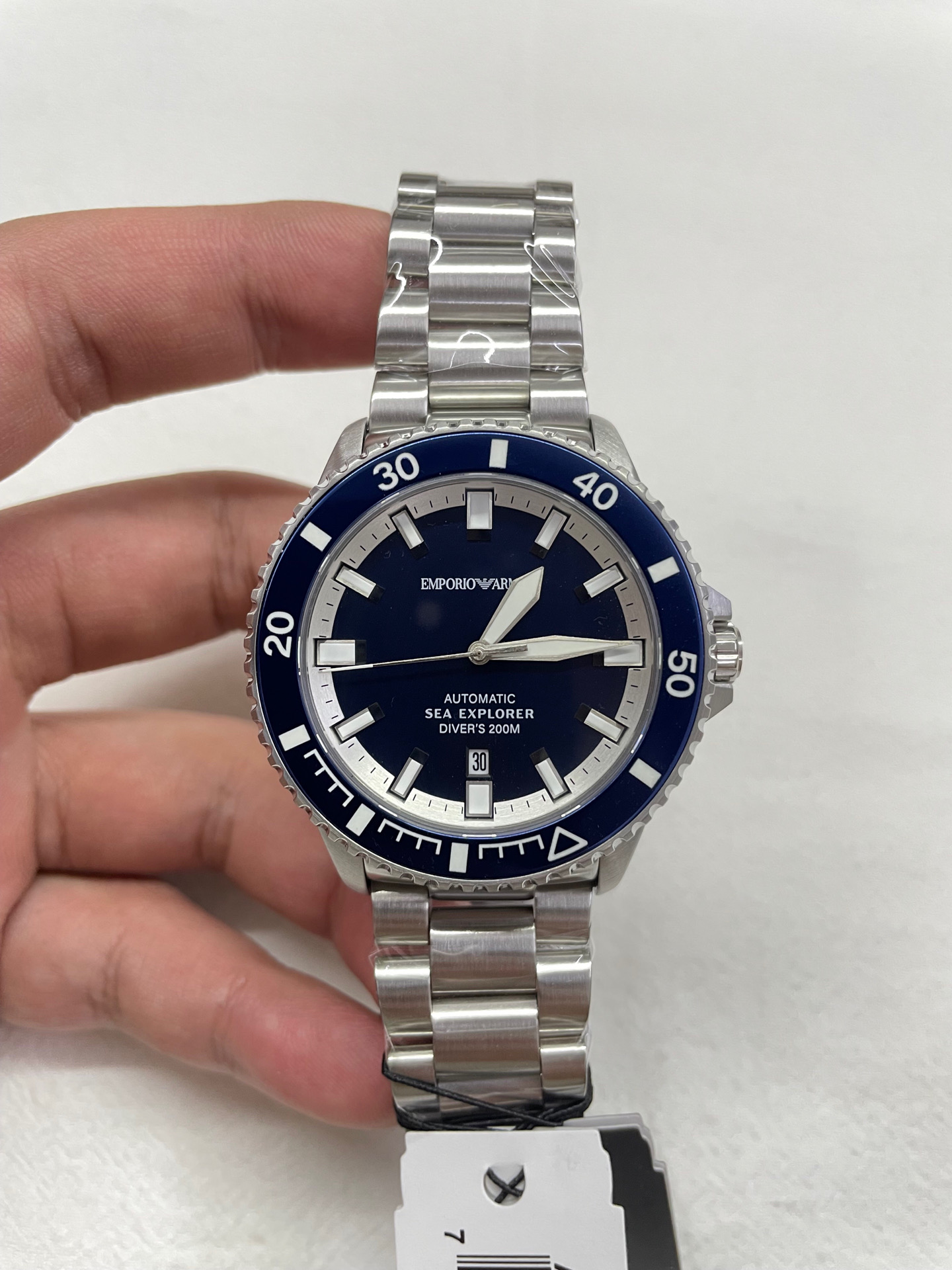 NO:390226,Deep sea elegant, always calm】 AR60087 Armani mechanical diving watch, 42.5mm deep blue surface, as mysterious and powerful as the ocean. Sapphire glass is transparent and wear-resistant, and the spiral handle protects every point of precision. The white steel case and strap reveal elegance in its toughness. Whether it is deep sea exploration or urban shuttle, it is the focus. Armani19860909深海优雅,时刻从容】  AR60087 阿玛尼机械潜水表,42.5mm深邃蓝面,如海洋般神秘而强大.蓝宝石玻璃通透耐磨,螺旋式把头守护每一分精准.白钢表壳与表带,硬朗中透出优雅,无论深海探索或都市穿梭,皆是焦点,,armani,Watch