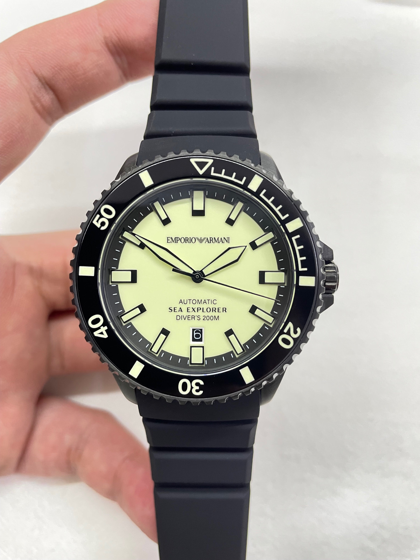 NO:390233,Dark Night Straight · Deep Sea Sneak” AR60085 Armani Fully Luminous Mechanical Diving Watch – 42.5mm Dark Conqueror!   Fully luminous literal, still clear and dazzling in the dark; sapphire glass + spiral handle, without fear of deep sea pressure; fully electroplated black case + black tape, sharp and cool, hardcore attack!  ,armani19860909暗夜锋芒 · 深海潜行」 AR60085 阿玛尼全夜光机械潜水表—— 42.5mm暗黑征服者！  全夜光字面,黑夜中依旧清晰夺目；  蓝宝石玻璃+ 螺旋式把头,无惧深海压力；  全电镀黑表壳 + 黑色胶带,凌厉酷感,硬核出击！,,armani,Watch