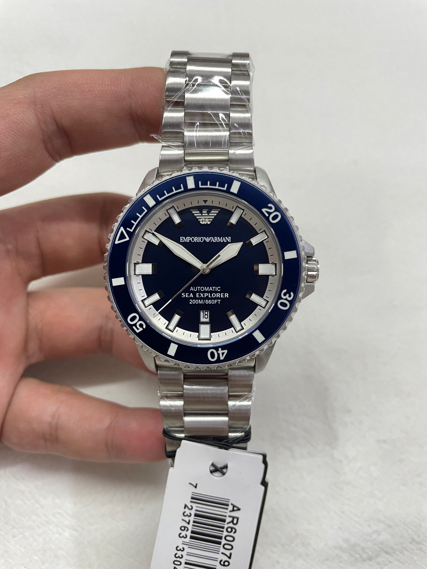 NO:390239,Deep sea elegant, always calm AR60079 Armani mechanical diving watch, 42.5mm deep blue surface, as mysterious and powerful as the ocean. Sapphire glass is transparent and wear-resistant, and the spiral handle protects every point of precision. The white steel case and strap reveal elegance in its toughness. Whether it is deep sea exploration or urban shuttle, it is the focus.,,armani19860909深海优雅,时刻从容 AR60079 阿玛尼机械潜水表,42.5mm深邃蓝面,如海洋般神秘而强大.蓝宝石玻璃通透耐磨,螺旋式把头守护每一分精准.白钢表壳与表带,硬朗中透出优雅,无论深海探索或都市穿梭,皆是焦点.,,armani,Watch