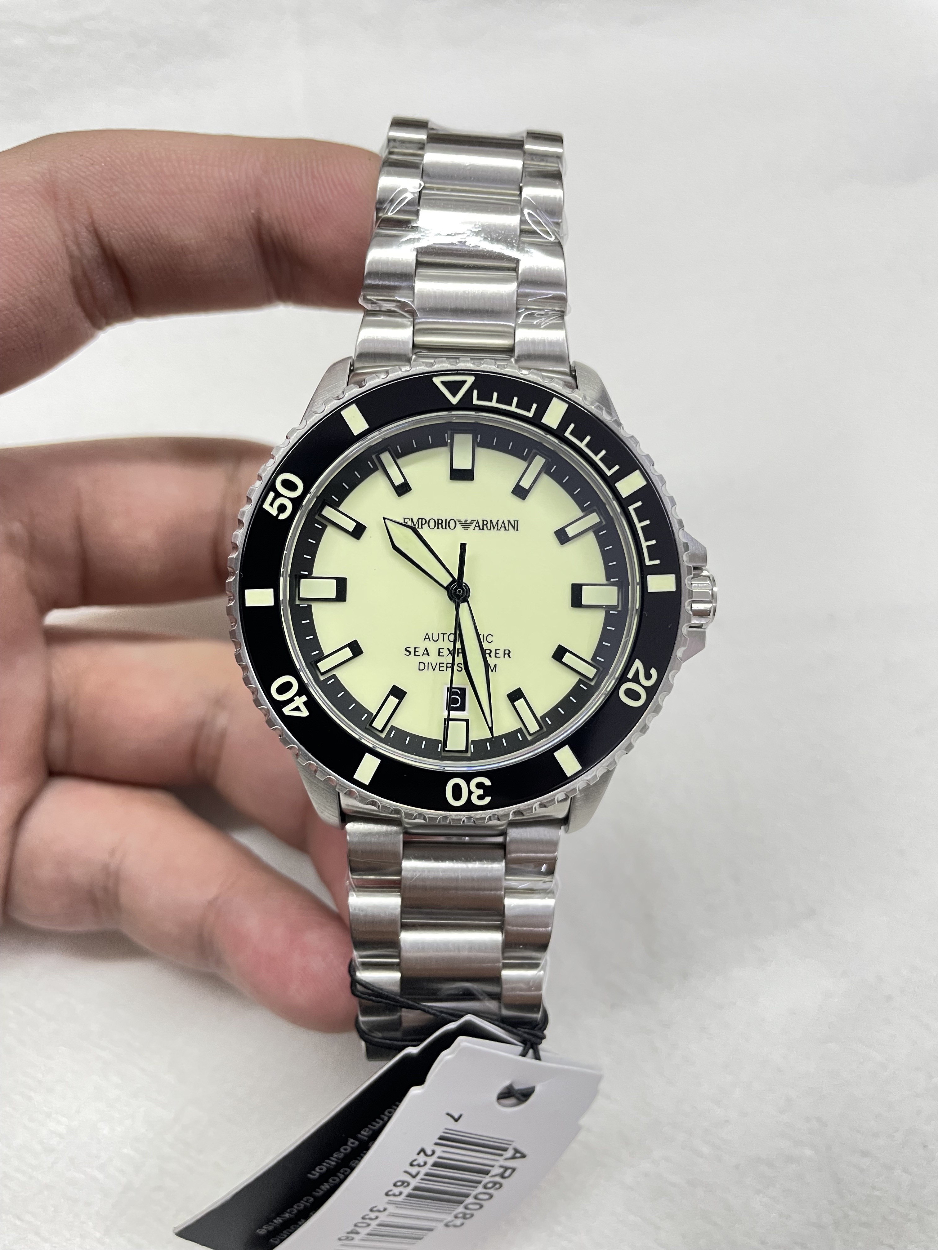 NO:390195,'Light of the Deep Sea·Fearless Journey' AR60083 Armani 42.5mm Mechanical Diving Watch - Exploring unknown realms with a professional attitude Fully luminous literal + luminous scale circle, dark deep sea can also be read clearly The white steel case strap is matched with sapphire glass, without fear of pressure and impact, Spiral head seal protection, meter waterproof performance is escorted Whether it is deep sea stealth or urban shuttle, professional light always shines on the wrist, Armani19860909「深海之光 · 无畏征途」 AR60083 阿玛尼42.5mm机械潜水表—— 以专业姿态探索未知之境 全夜光字面+夜光刻度圈口,漆黑深海亦能清晰读时  白钢表壳表带搭配蓝宝石玻璃,无惧压力与冲击  螺旋式把头密封防护,米防水性能保驾护航  无论是深海潜行还是都市穿梭,腕间始终闪耀专业光芒,,armani,Watch