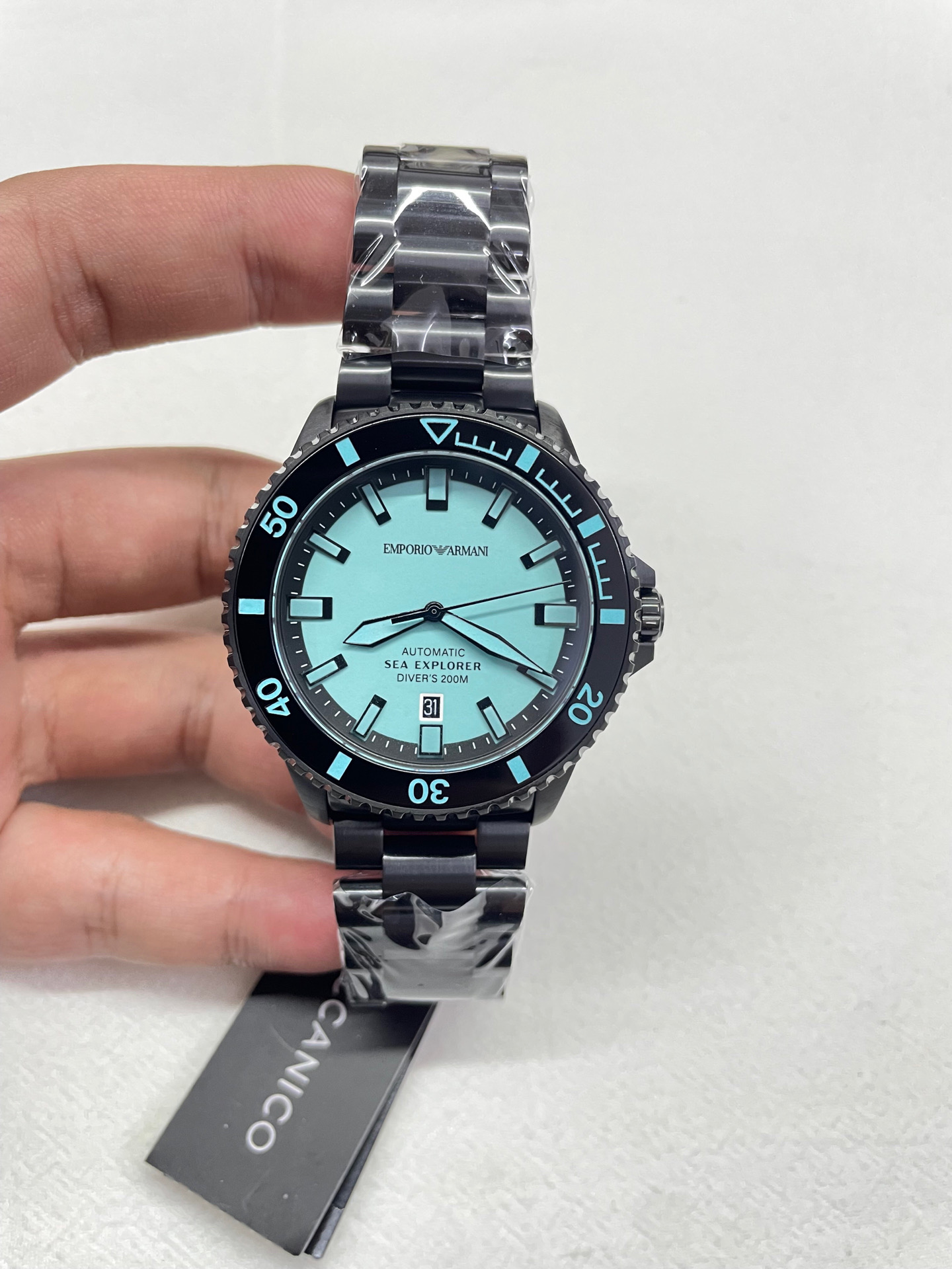 NO:390253,'Dark Night Stalker·Deep Sea Without Border' AR60084 Armani 42.5mm All-Black Mechanical Diving Watch - Conquer the Deep Sea with the ultimate darkness. Fully luminous literal + scale ring mouth, dark underwater is still as clear as day. Fully electroplated black case strap with sapphire glass, no fear of high pressure and impact. The spiral handle head is professionally sealed, and the meter waterproof performance is escorted. Whether it is deep sea adventure or urban night walk, the dark night edge on the wrist is always ready to go,19860909「暗夜潜行者 · 深海无界」 AR60084 阿玛尼42.5mm全黑机械潜水表—— 以极致暗黑征服深海  全夜光字面+刻度圈口 ,漆黑水下依然清晰如昼  全电镀黑表壳表带搭配蓝宝石玻璃 ,无惧高压与冲击  螺旋式把头专业密封,米防水性能保驾护航 无论是深海探险还是都市夜行,腕间这抹暗夜锋芒始终蓄势待发,,armani,Watch