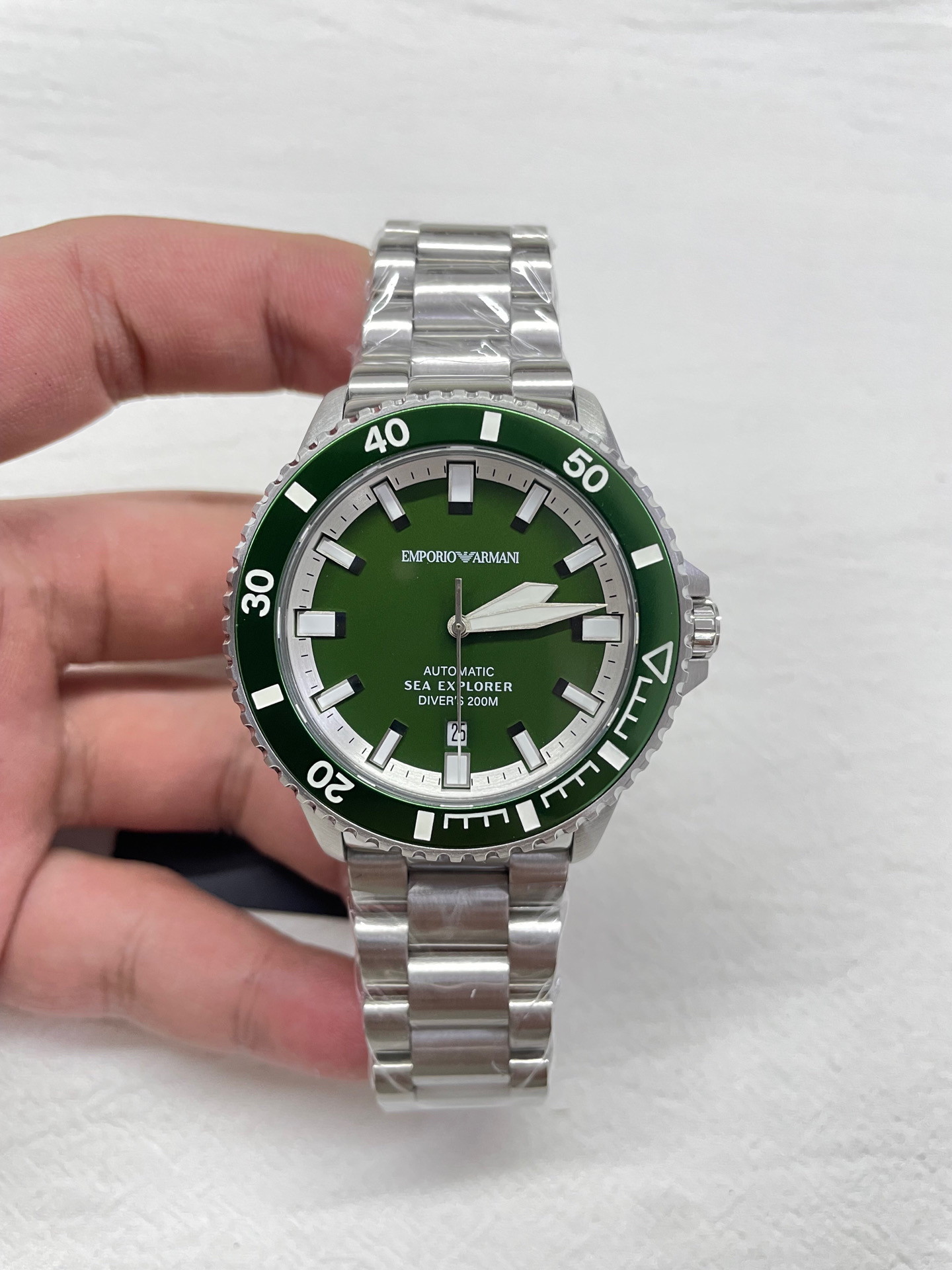 NO:390217,'Jungle Stalker·Mechanical Awakening' AR60088 Armani 42mm Mechanical Diving Watch - Conquer the Land and the Sea with the military green edge. The Jungle Green Dial is equipped with a luminous bezel + luminous sting. It is still clearly read in the dark. The screw-in crown and sapphire glass build a professional waterproof fortress. The stainless steel case strap shines cold light, and the rice is waterproof without fear of extreme challenges. From urban adventure to deep sea stealing, this mechanical green light is always your reliable comrade, Armani19860909「丛林潜行者 · 机械觉醒」 AR60088 阿玛尼42mm机械潜水表—— 以军绿锋芒征服陆与海  丛林绿表盘搭载夜光表圈+夜光字钉,黑暗处依然清晰读时  旋入式表冠与蓝宝石玻璃构筑专业防水堡垒  精钢表壳表带闪耀冷光,米防水无惧极限挑战  从城市探险到深海潜行,这抹机械绿芒永远是你的可靠战友,,armani,Watch