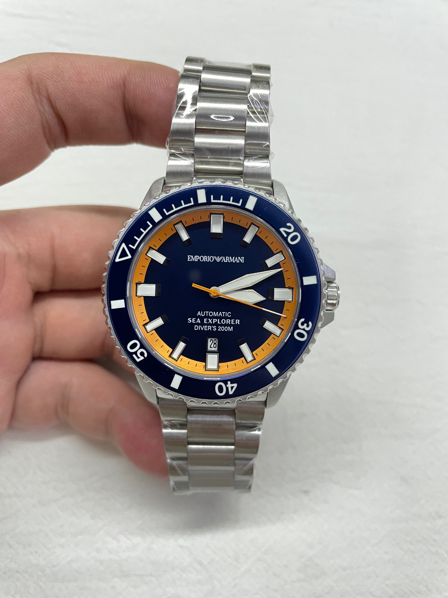 NO:390246,'Deep Sea Navigator·Orange and Blue Straight' AR60090 Armani 42mm Mechanical Diving Watch - Explore the Blue Realm with a Professional Position. The deep blue dial collided with vibrant orange inner shadow, like the dawn morning light on the dark sea. The luminous bezel + dual luminous system, the dark deep sea is still accurately navigation. The screw-in crown and sapphire glass achieve the meter professional waterproof From the deck to the deep sea, this orange-blue symphony is always your most eye-catching adventure coordinate, Armani19860909「深海领航者 · 橙蓝锋芒」 AR60090 阿玛尼42mm机械潜水表—— 以专业之姿探索蔚蓝境界  深蓝表盘碰撞活力橙内影,如暗夜海面的破晓晨光  夜光表圈+双夜光系统,漆黑深海依然精准导航 旋入式表冠与蓝宝石玻璃成就米专业防水 从甲板到深海,这抹橙蓝交响永远是你最醒目的冒险坐标,,armani,Watch