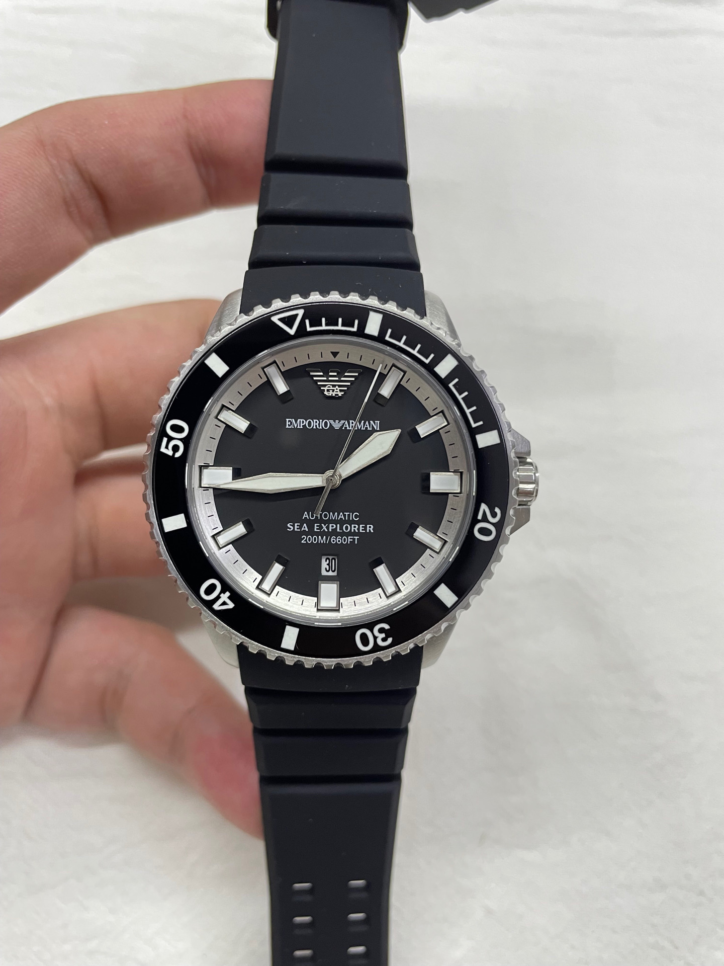 NO:390209,AR60078 Armani 42mm mechanical diving watch - interprets professional attitude with classic black and white. The all-black dial is paired with a white inner shadow circle, such as the ultimate collision between the deep sea and the waves. The luminous rotatable bezel + dual luminous system, and the light-free environment is still accurately controlled. The screw-in crown and sapphire glass achieve the professional waterproof performance of rice. From business meetings to midnight sneaking, this dark night weapon always fights side by side with you, Armani19860909AR60078 阿玛尼42mm机械潜水表—— 以经典黑白诠释专业态度  全黑表盘搭配白色内影圈 ,如深海与浪花的极致碰撞  夜光可旋转表圈+双夜光系统 ,无光环境依然精准掌控  旋入式表冠与蓝宝石玻璃成就米专业防水性能  从商务会议到午夜潜行,这枚暗夜利器始终与你并肩作战,,armani,Watch