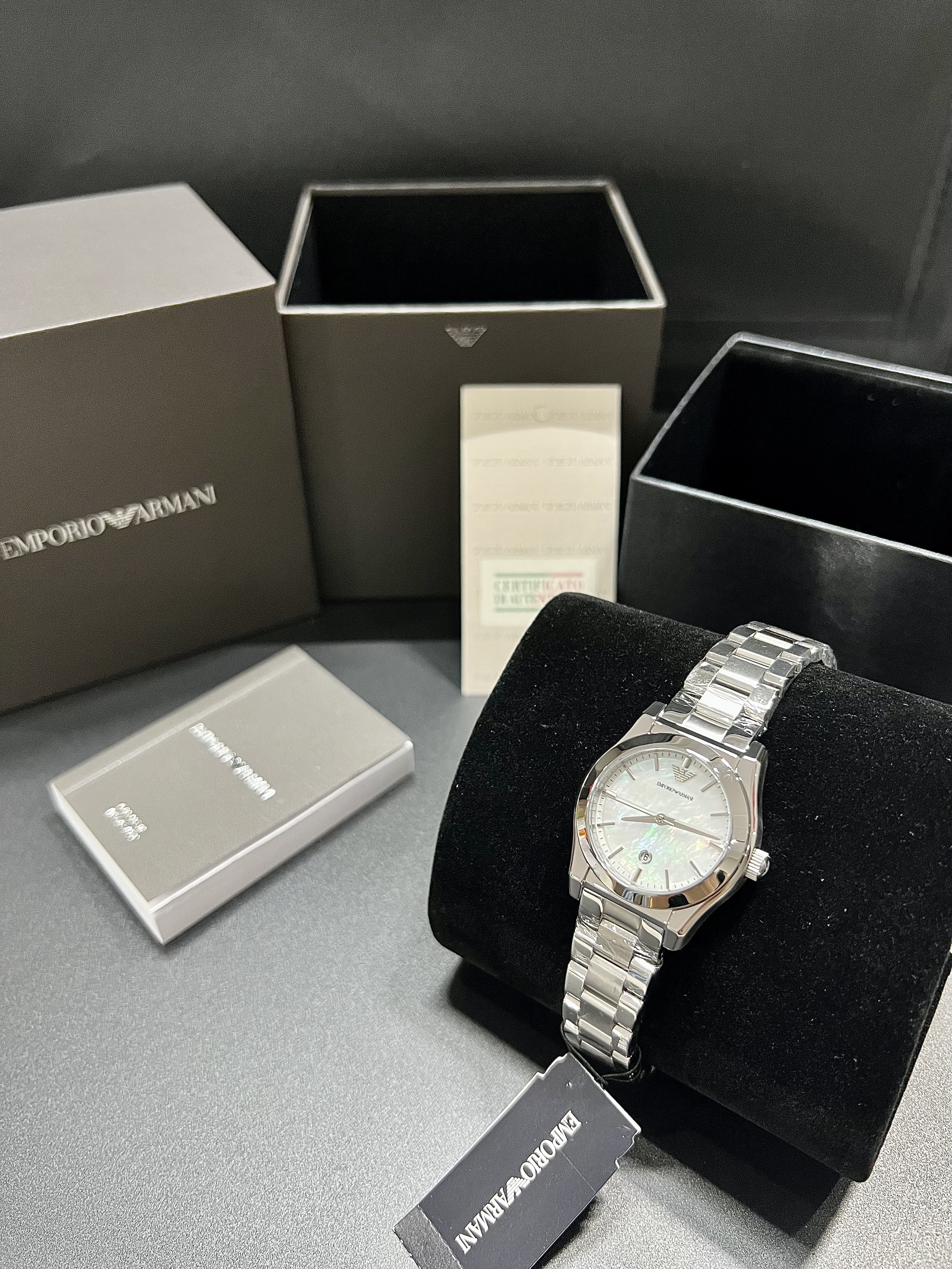 💎「贝母流光 · 白露诗篇」⌚ AR11557 ▪️阿玛尼32mm贝母石英表—— 以天然虹彩镌刻极简优雅 ▫️纯白贝母表盘蕴藏七彩光晕,每寸纹理都是时光的指纹 ▫️精钢表链勾勒冰雪质感,瑞士机芯精准如水晶振动 ▫️ 32mm迷你表盘绽放低调华光,通勤约会皆成风景 从晨间会议到画廊酒会,腕间这抹银河碎片永远为你增添神秘光环🌌