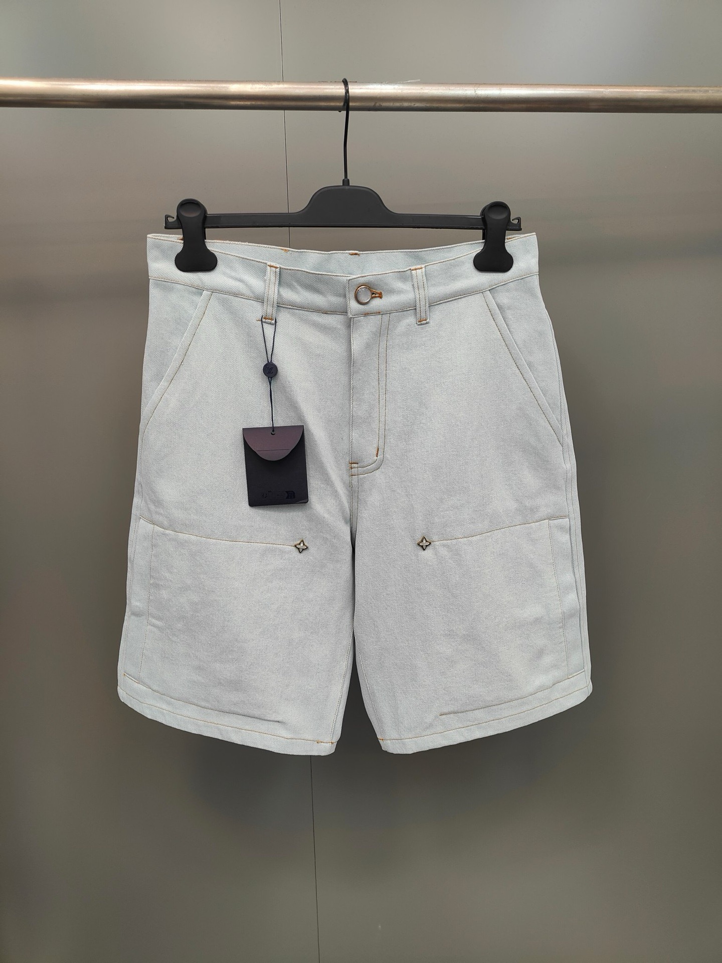 NO:822777,1V Donkey Brand 26ss new spring and summer workwear denim casual shorts, made of slightly whitish washed denim, with topstitching and pearlescent buttons on the front, embroidered handwritten Louis Vuitton logo on the back pocket, Monogram floral rivets on the front, Italian style pockets on the front, hidden snap buttons on the knee pockets, riveted back patch pockets, and a leather logo patch on the back of the waist!  ,Louis Vuitton-clothing,louis vuitton,louis vuitton,shorts,198609091V 驴牌 26ss春夏新款工装牛仔休闲短裤,选用微微泛白的水洗丹宁布,搭配明线和珠光纽扣前襟,后袋刺绣手写体路易威登标识,正面点缀 Monogram 花卉铆钉,前襟意式口袋,膝上口袋配有隐藏式按扣,铆钉后贴袋,腰部后侧饰有皮革标识贴饰！,路易威登-服装,louis vuitton,louis vuitton,shorts,,Women's clothing